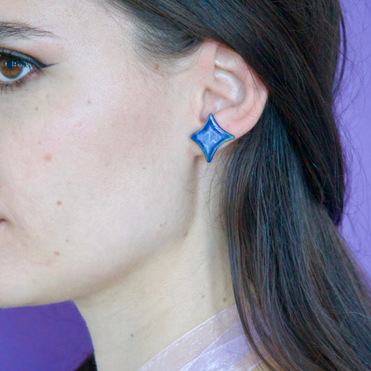 Cercei handmade asimetrici – inimă crem și romb albastru lucios, cu tije hipoalergenice purtati in ureche.