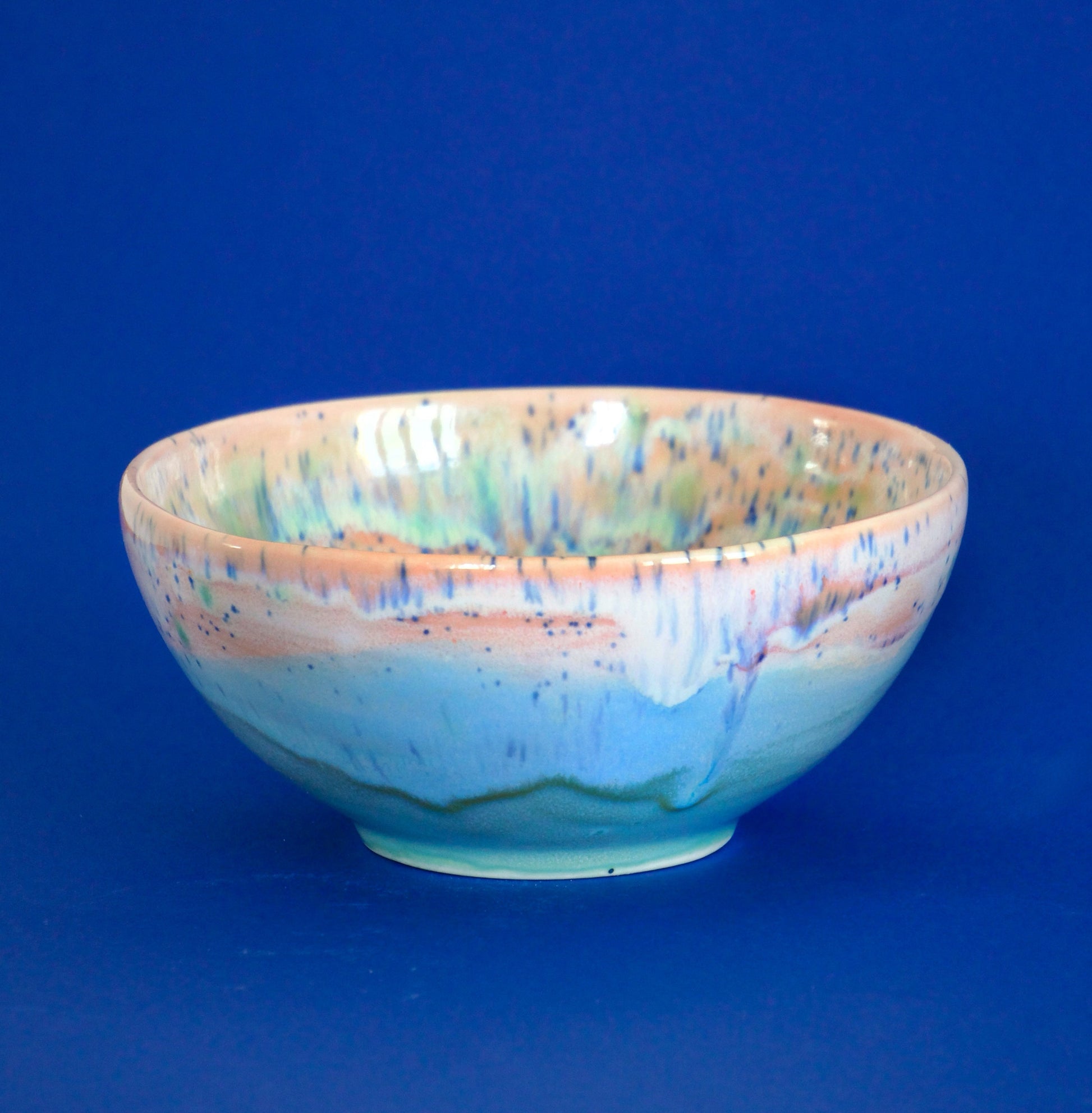 Bol handmade din semi-porțelan multicolor, cu interior glazurat în tonuri de verde pastel și exterior verde și roz, diametru 14 cm – Ecluze Studio.