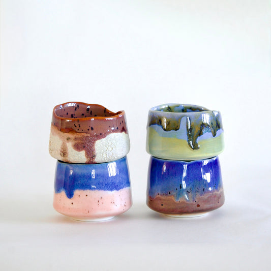 Set 4 căni espresso din semi-porțelan, glazurate în nuanțe pastelate de terracotta, roz pudrat, albastru cobalt și verde salvie – Ecluze Studio