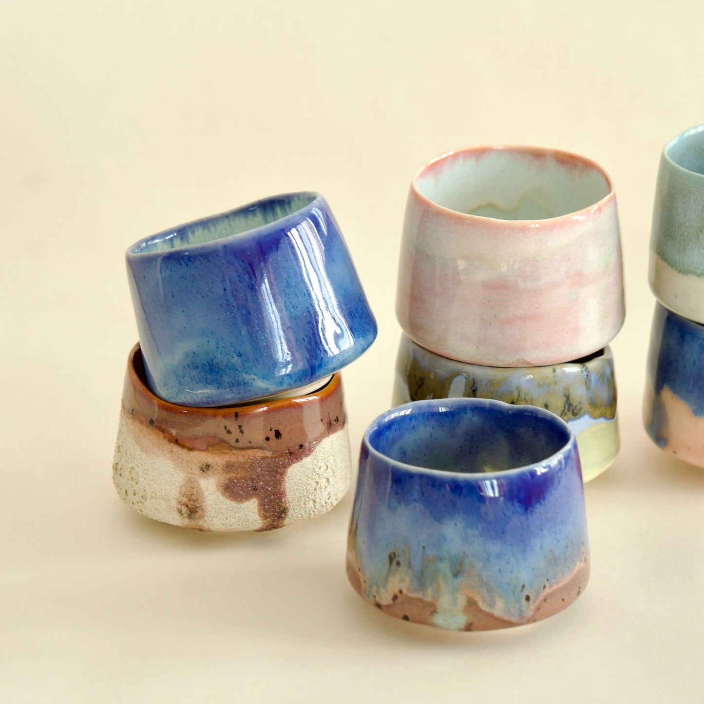 Căni espresso colorate din semi-porțelan, glazuri lucioase în degrade pastelate – set de 4 piese Ecluze Studio.