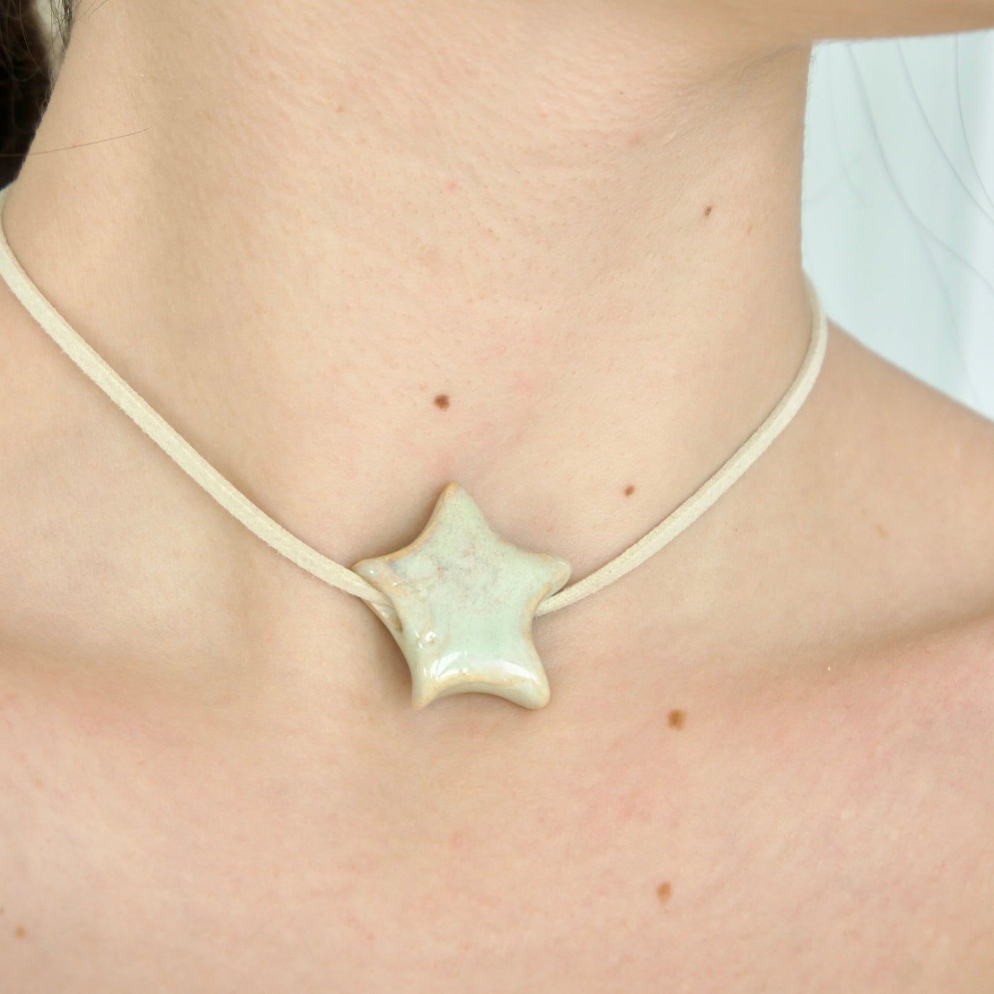 Charm din ceramică – Stea Alb-Crem cu șnur suede bej | Ecluze Studio