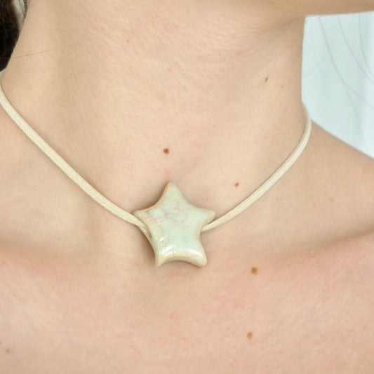 Charm din ceramică – Stea Alb-Crem cu șnur suede bej | Ecluze Studio