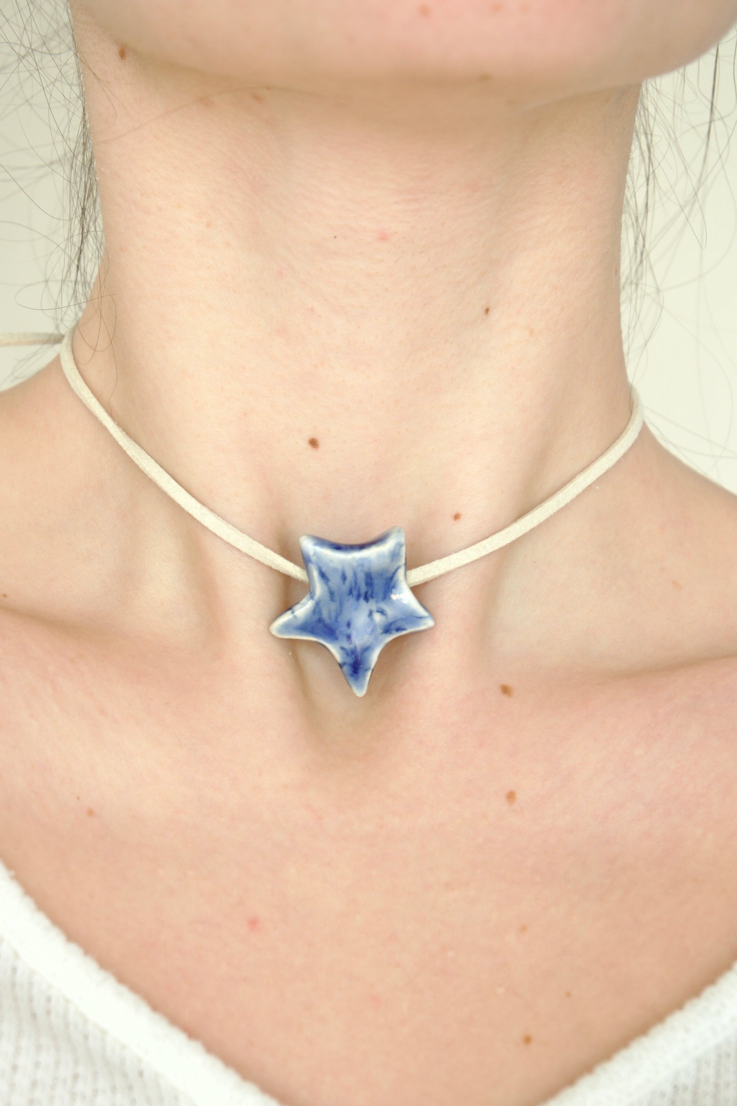 Charm din ceramică – Stea Albastru Perlat cu șnur suede bej | Ecluze Studio
