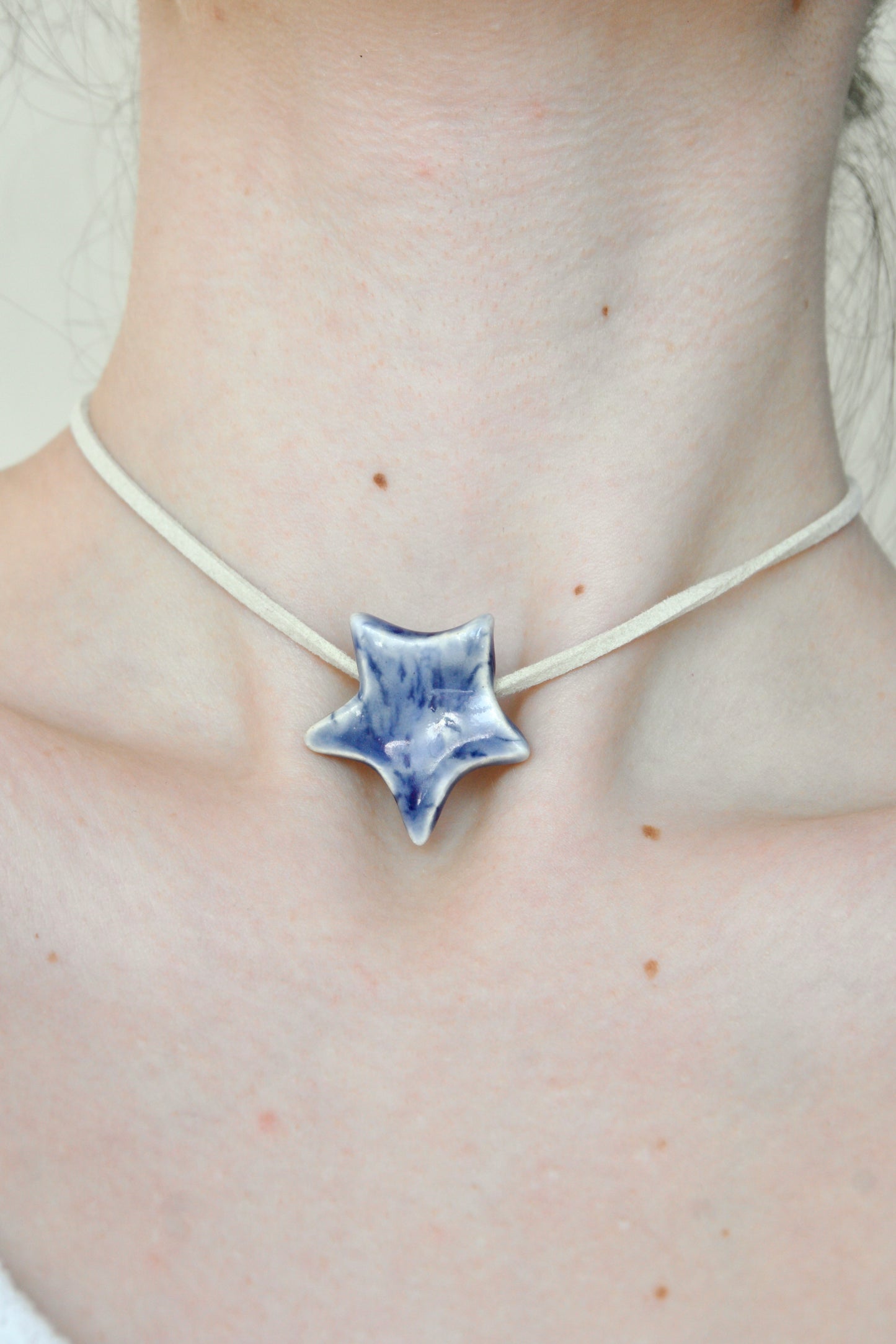 Charm din ceramică – Stea Albastru Perlat cu șnur suede bej | Ecluze Studio