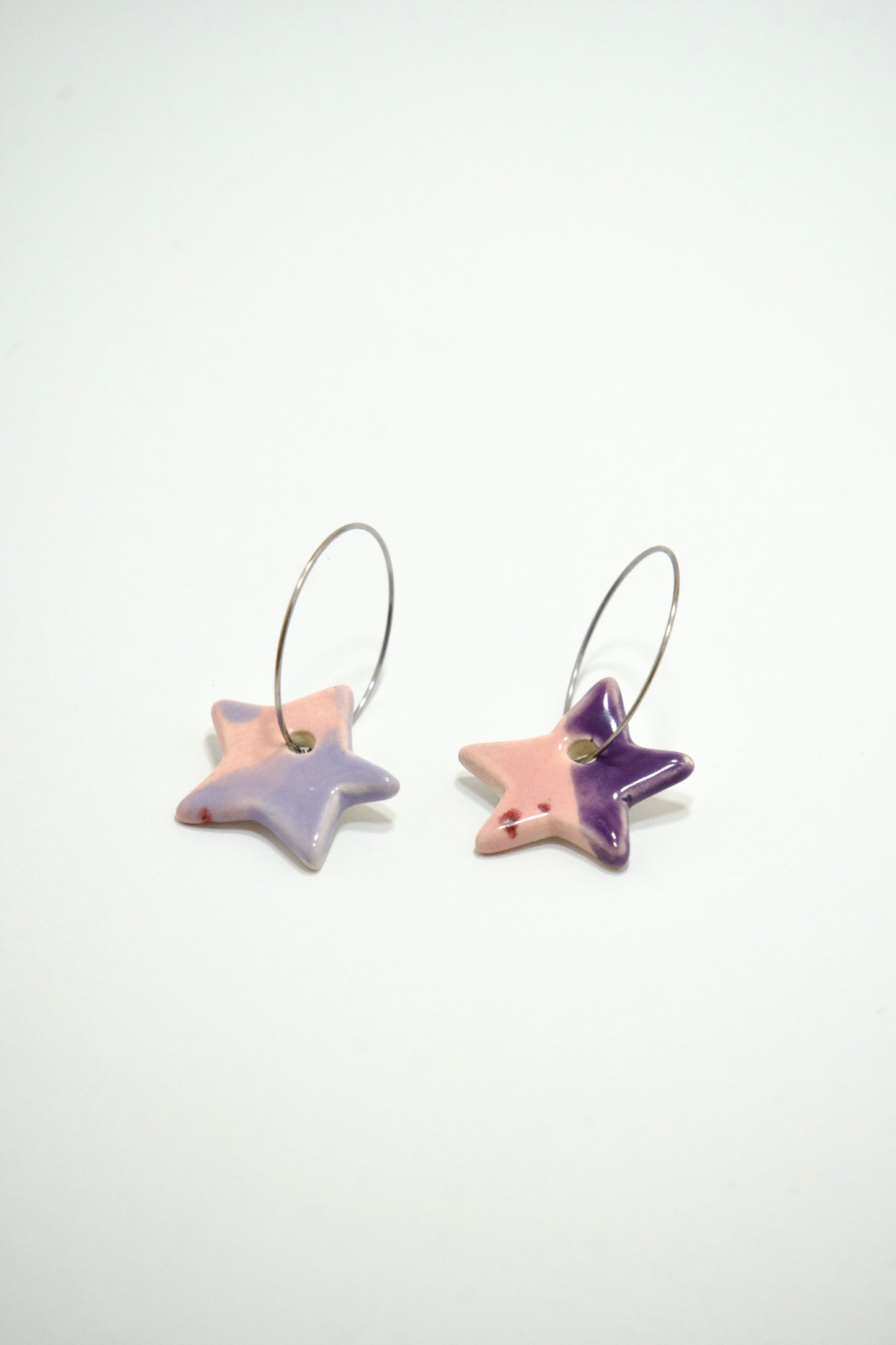 Cercei stea asimetrici – Roz & mov pastel | Ecluze Studio