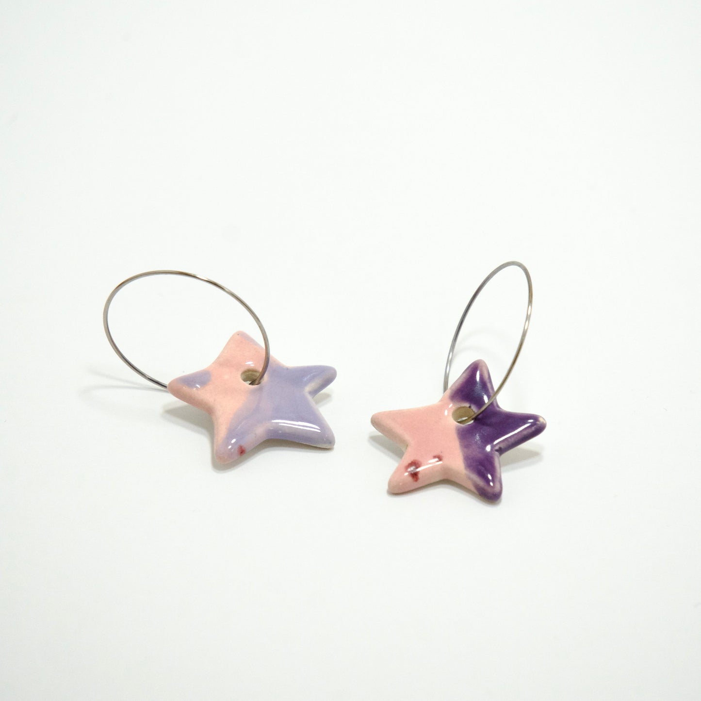 Cercei stea asimetrici – Roz & mov pastel | Ecluze Studio