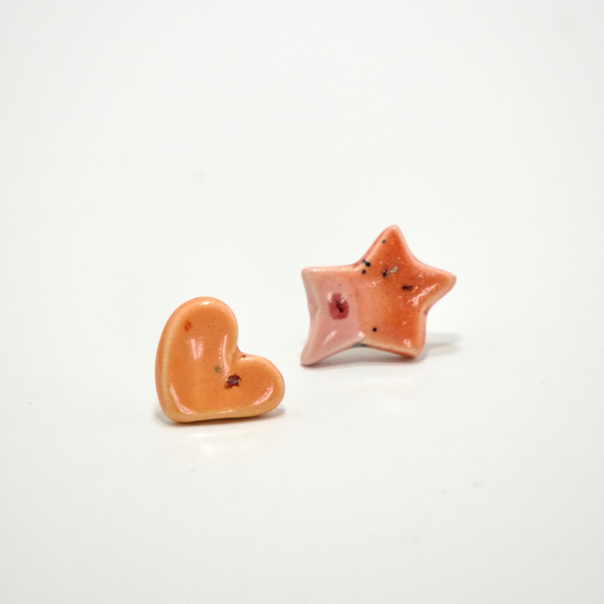 Cercei asimetrici in forma de stea si inima oranj cu accente colorate realizati manual din ceramica - brand ecluze studio.