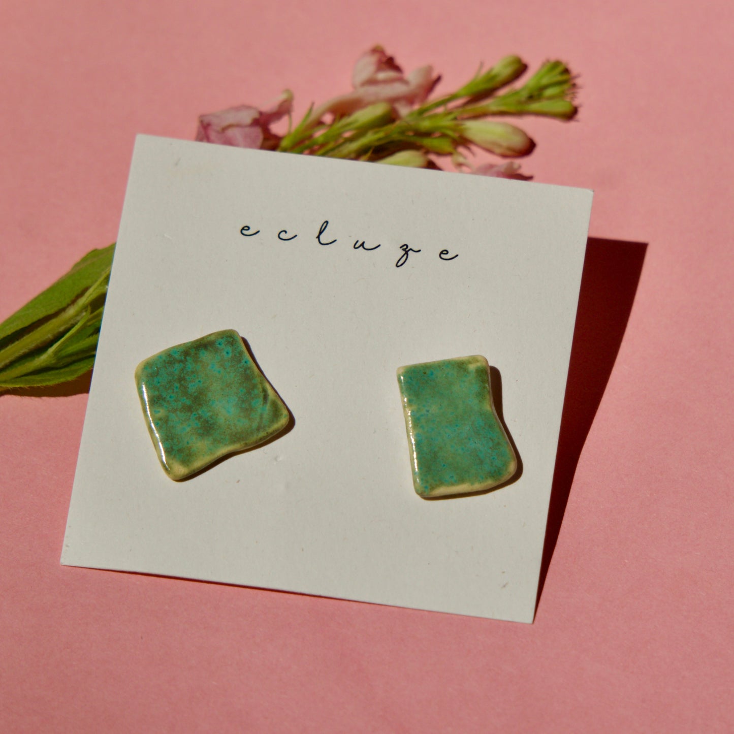 Cercei handmade asimetrici – Verde sidefat | Ecluze Studio