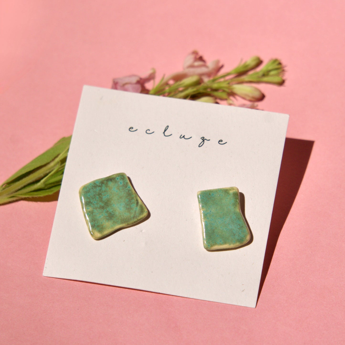 Cercei handmade asimetrici – Verde sidefat | Ecluze Studio