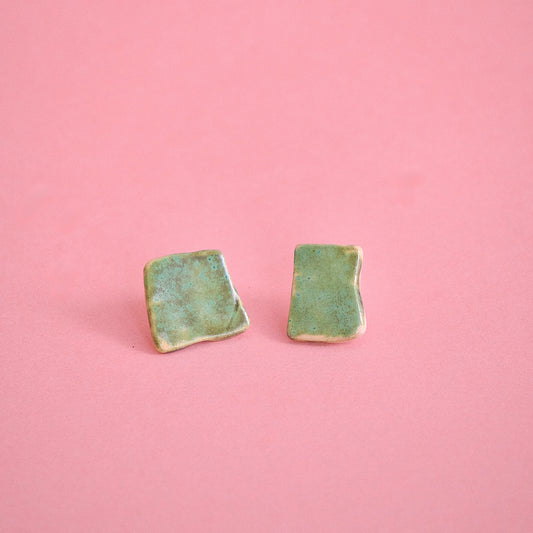 Cercei handmade asimetrici – Verde sidefat | Ecluze Studio