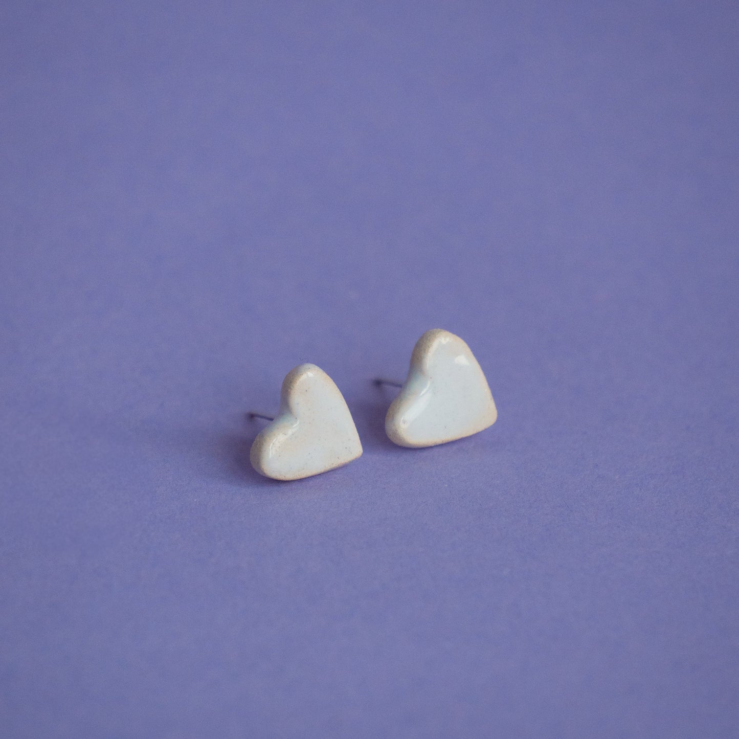 Cercei inimioare albe din ceramica.