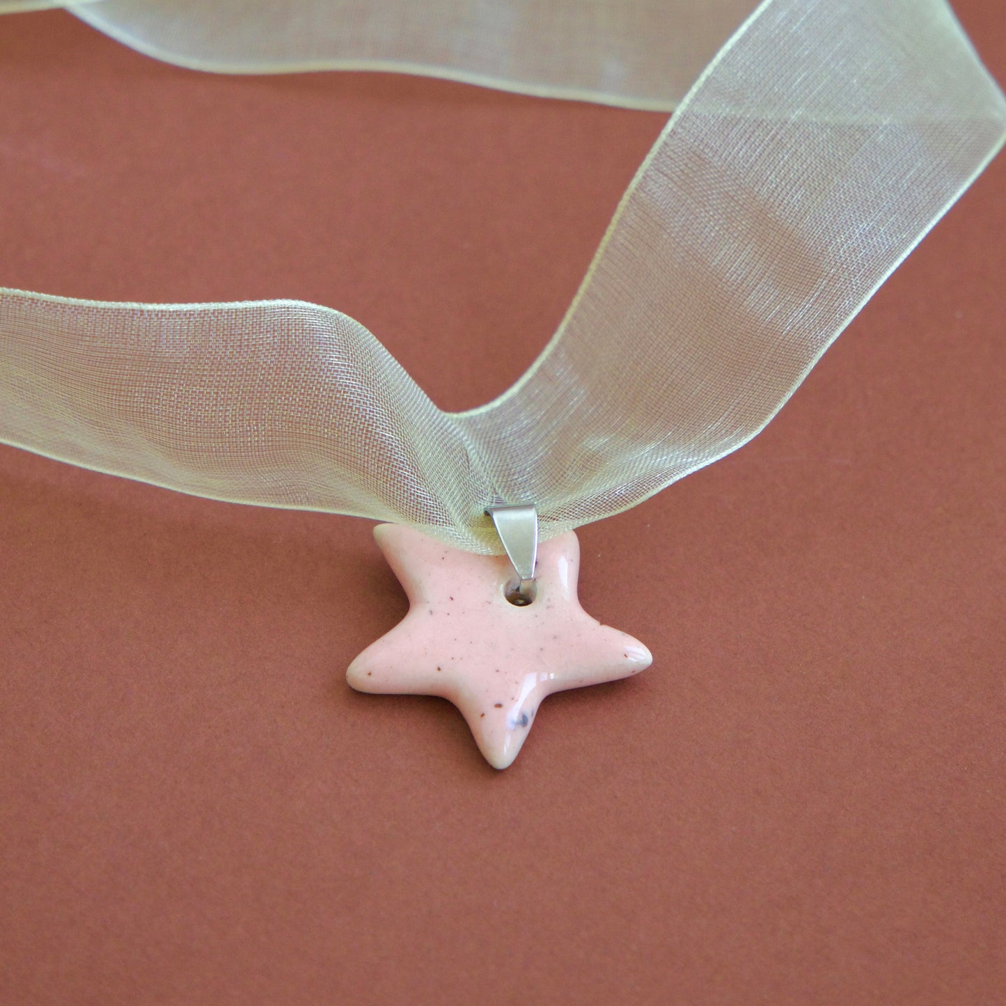 Colier unicat cu pandantiv stea roz-pastel din ceramica pe snur din organza galben.