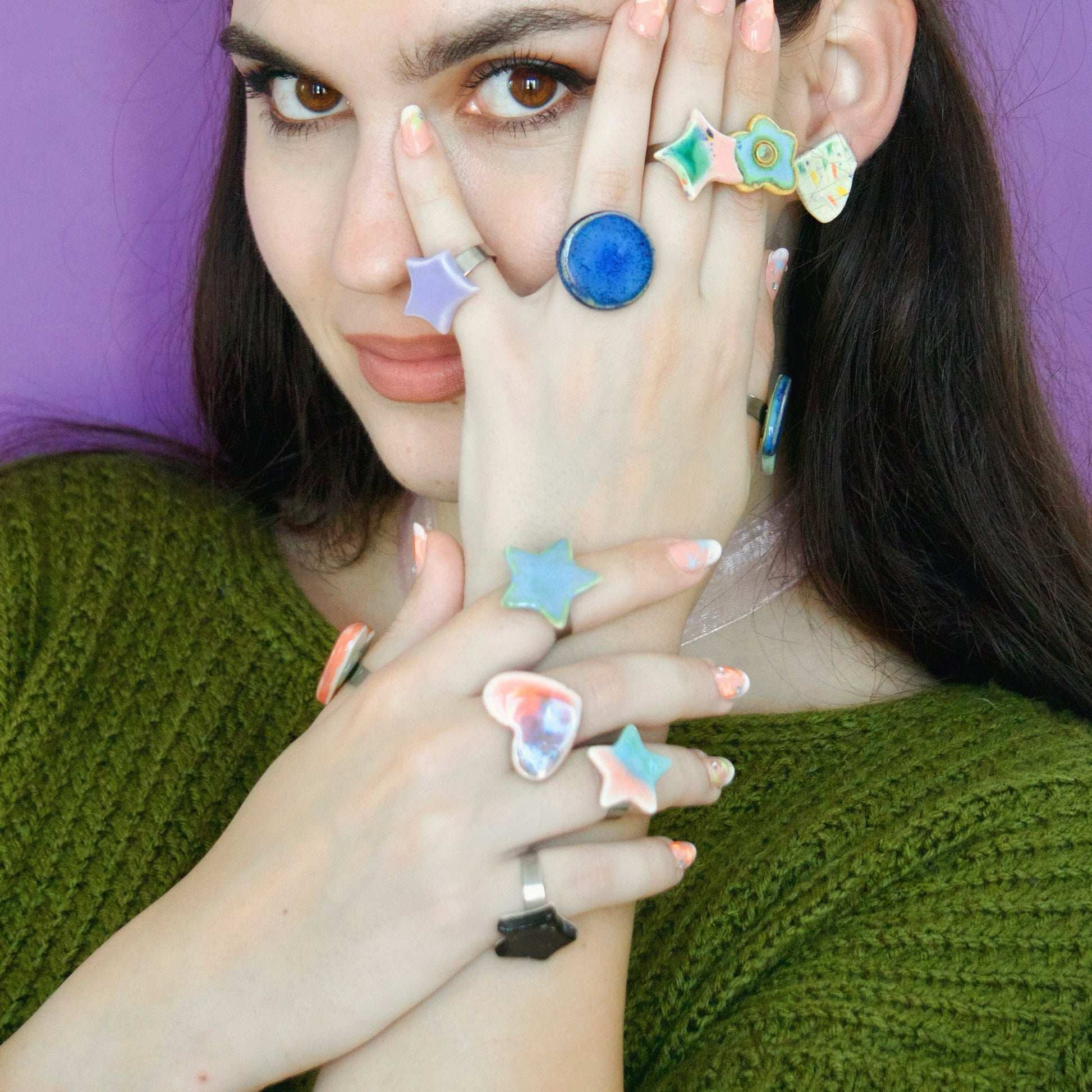 Set de bijuterii handmade din ceramică – cercei și inele în forme geometrice și organice (floare, stea, inimă), glazurate în nuanțe pastel, montate pe tije din oțel inoxidabil – Ecluze Studio.