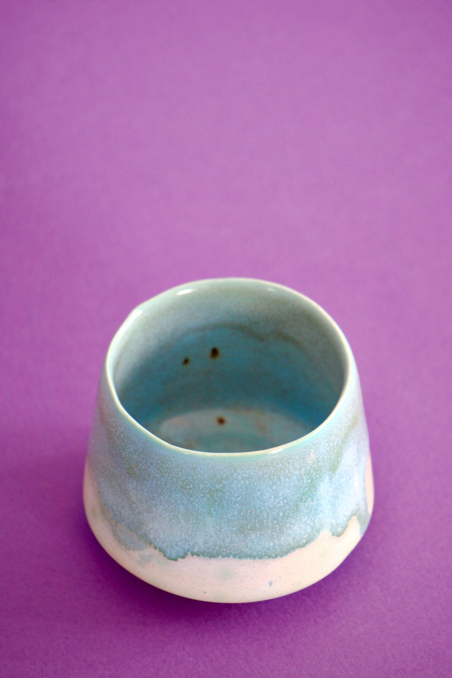 Cană espresso handmade din semi-porțelan, bleu pastel & crem, vedere de sus, arsă la 1200°C, volum 100 ml, design unicat.