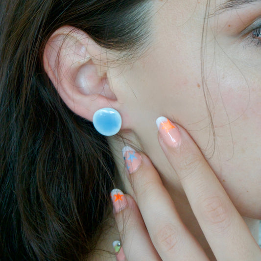 Cercei handmade din porțelan – Rotunzi Bleu Ciel lucios | Ecluze Studio