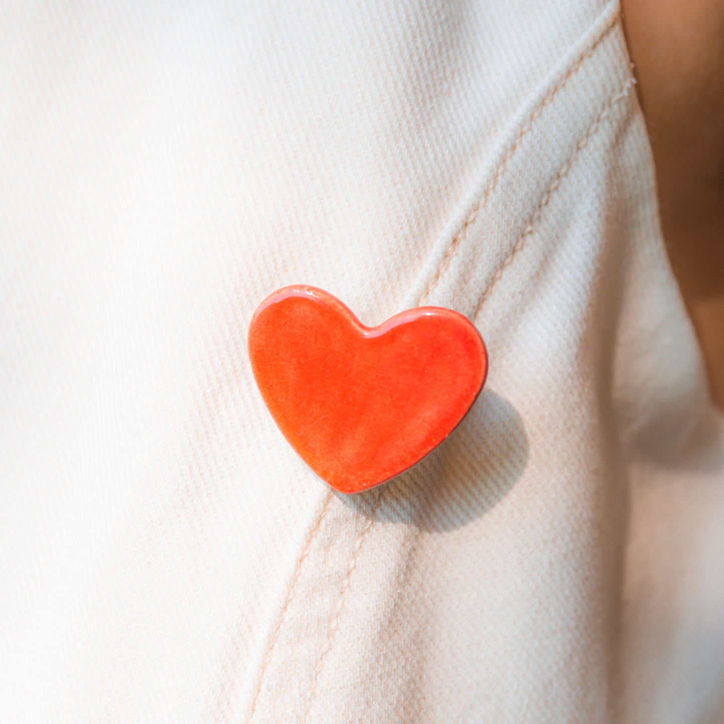 Broșă inimă roşie | Ecluze Studio