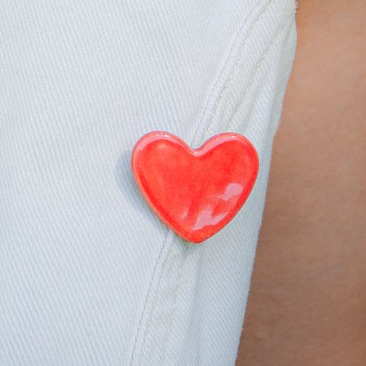 Brosa din ceramica in forma de inima rosie.