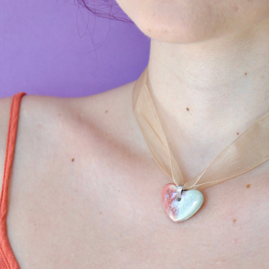 Colier unicat cu pandantiv stea roz-vleu perlat din portelan pe snur din organza bej purtat la gat.