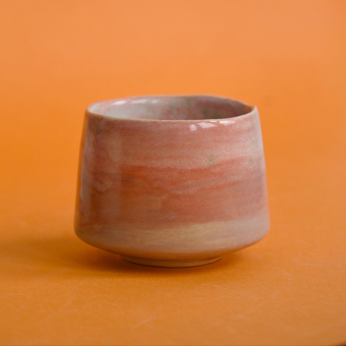 Cană espresso handmade din semi-porțelan, tonuri terracotta, arsă la 1200°C, volum 100 ml, potrivită pentru espresso, ristretto, macchiato.
