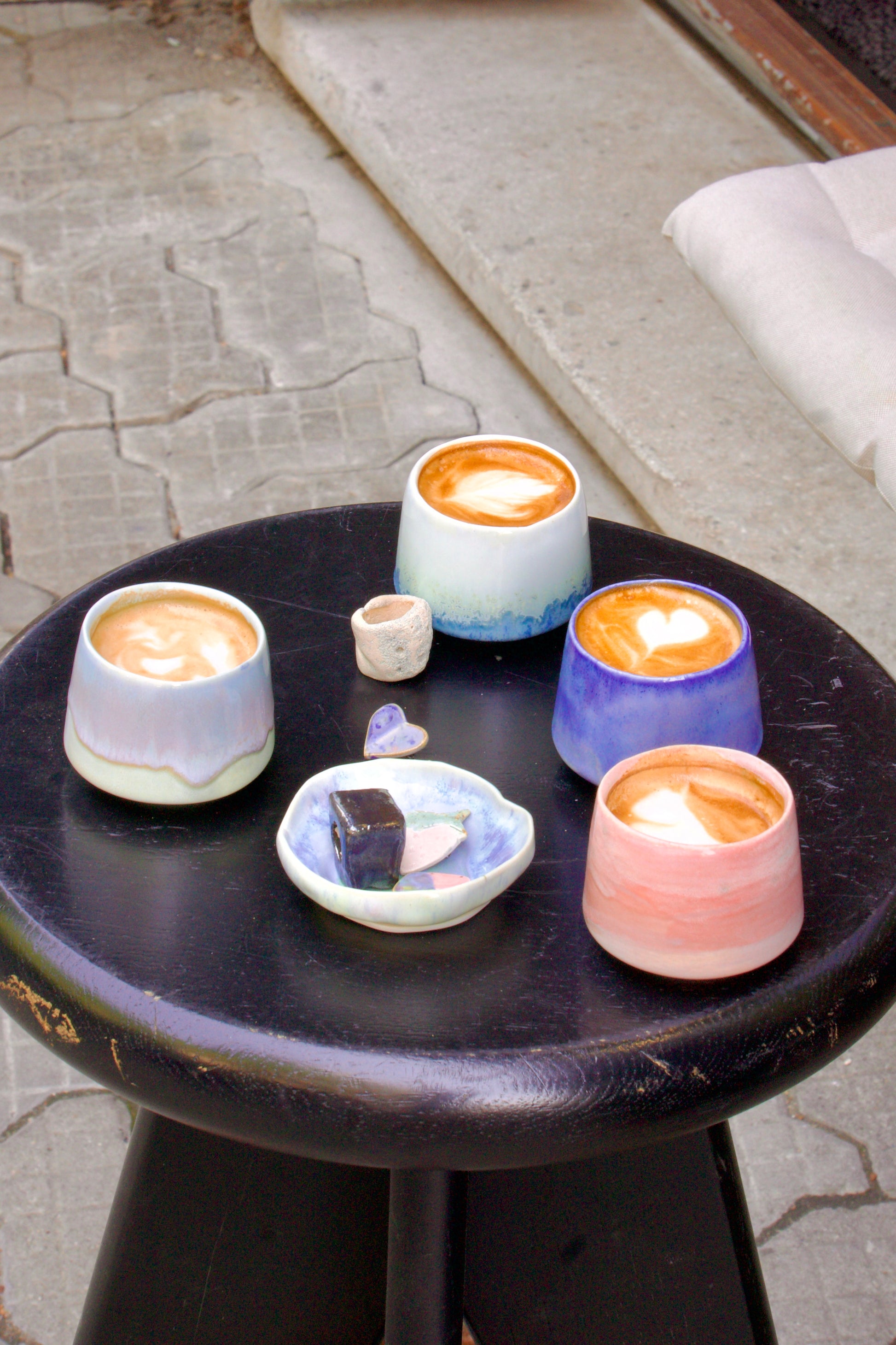 Set de căni espresso handmade din semi-porțelan, în nuanțe pastel, cu cafea latte art, arse la 1200°C, potrivite pentru espresso, ristretto, macchiato.