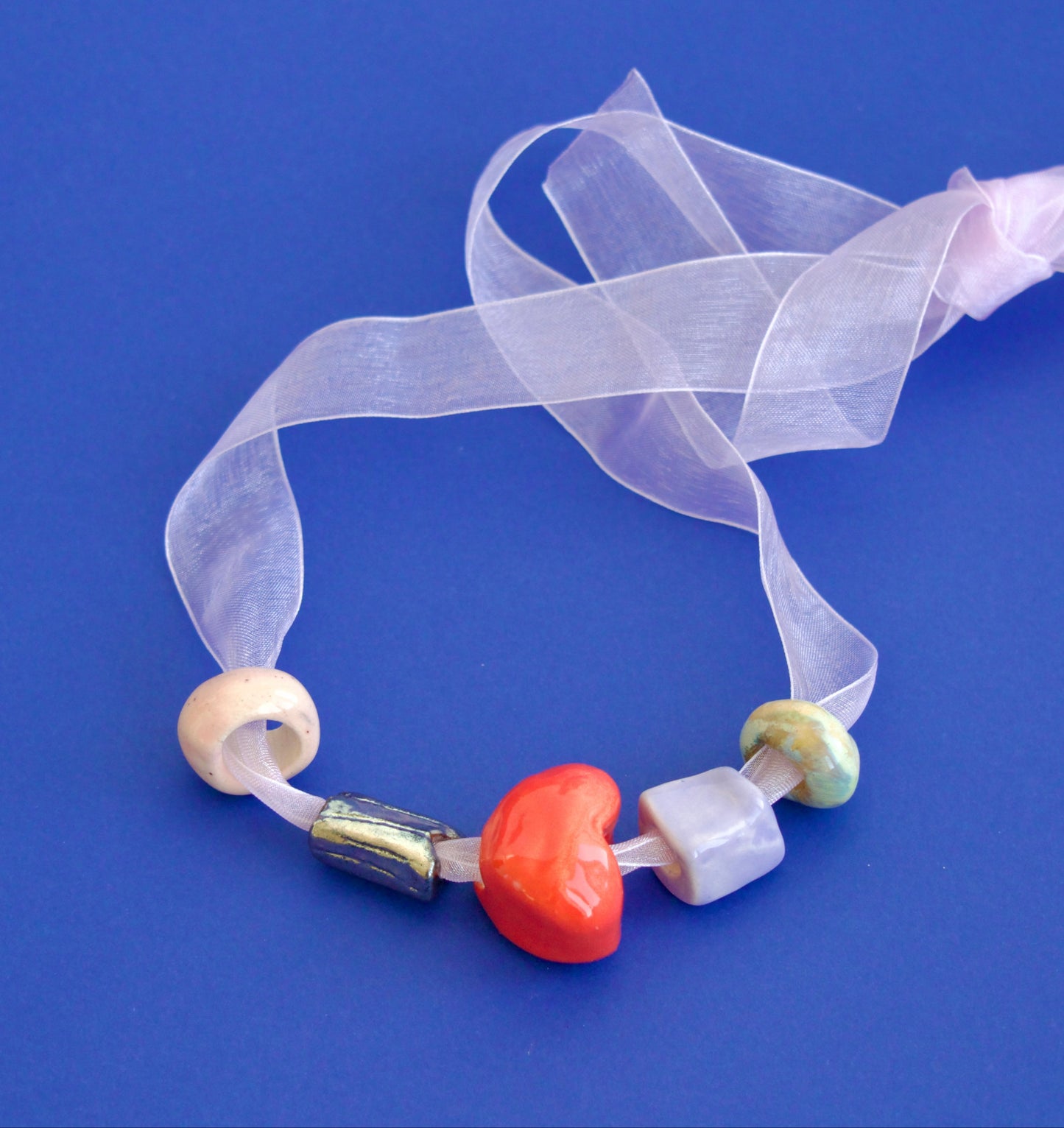 Colier cu margele din ceramica confctionate manual pe snur din organza.