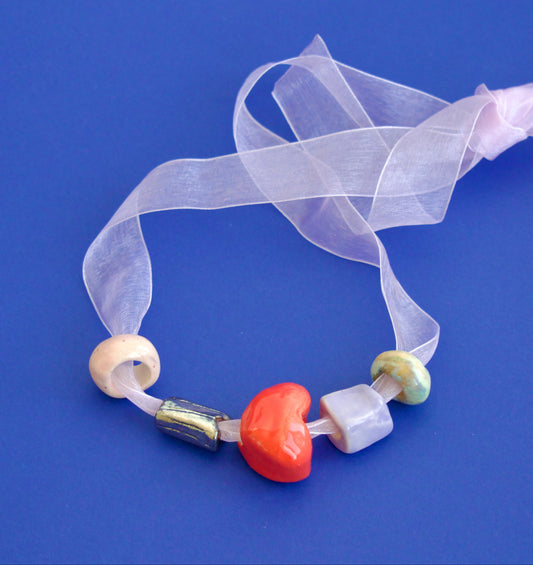 Colier cu margele din ceramica confctionate manual pe snur din organza.