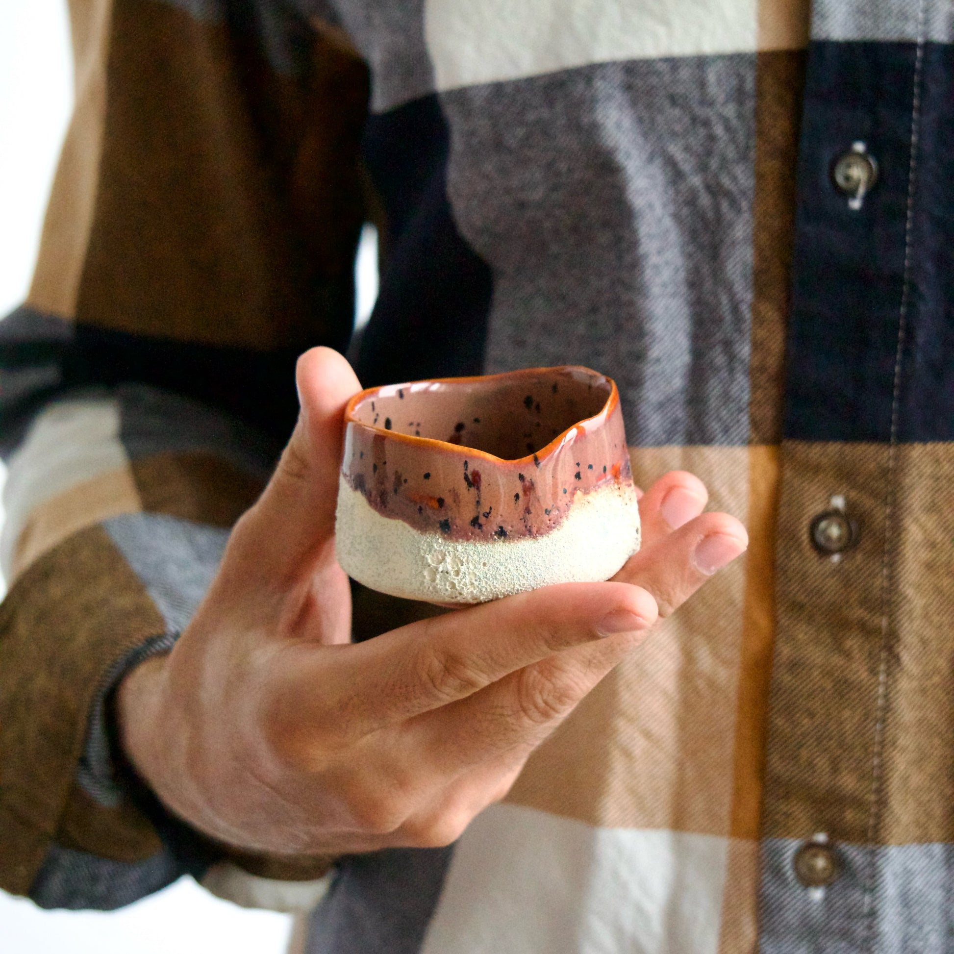 Persoană ținând cană espresso din semi-porțelan, glazurată în terracotta și bej pastel – Ecluze Studio