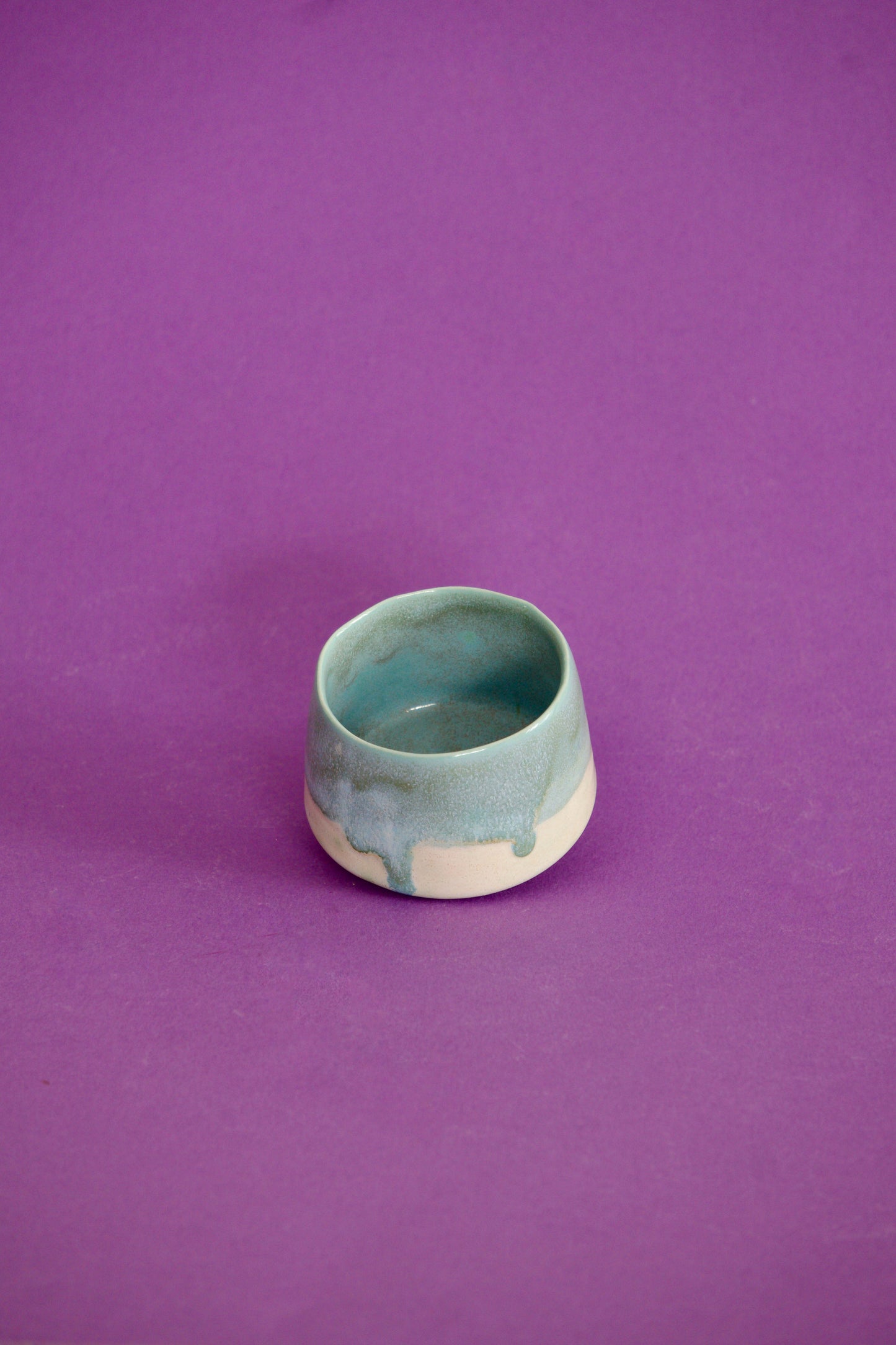 Cană espresso handmade din semi-porțelan, bleu pastel, arsă la 1200°C, volum 100 ml, stil minimalist.