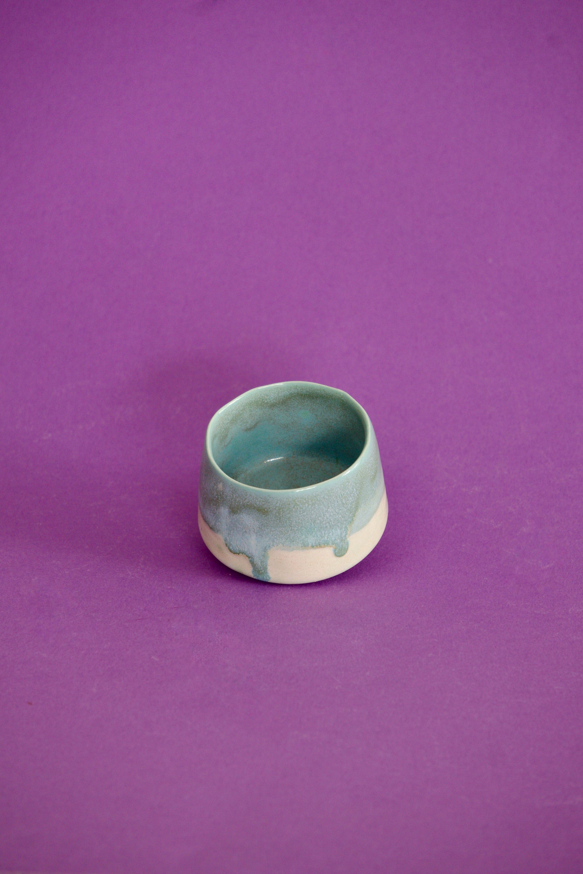 Cană espresso handmade din semi-porțelan, bleu pastel, arsă la 1200°C, volum 100 ml, stil minimalist.