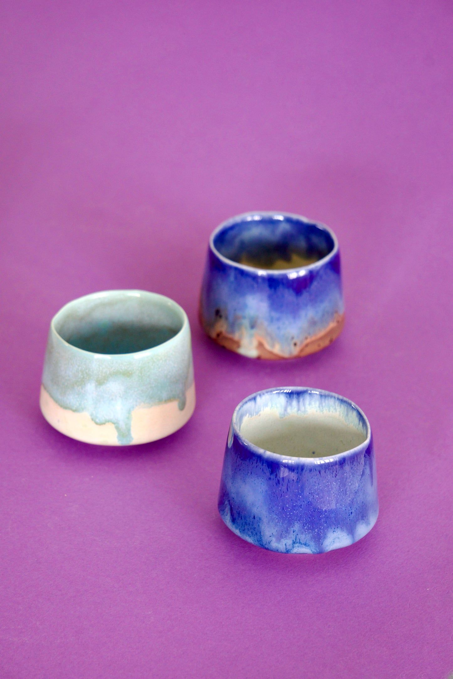 Set de căni espresso handmade din semi-porțelan, în nuanțe bleu pastel, albastru și crem, arse la 1200°C, volum 100 ml fiecare.