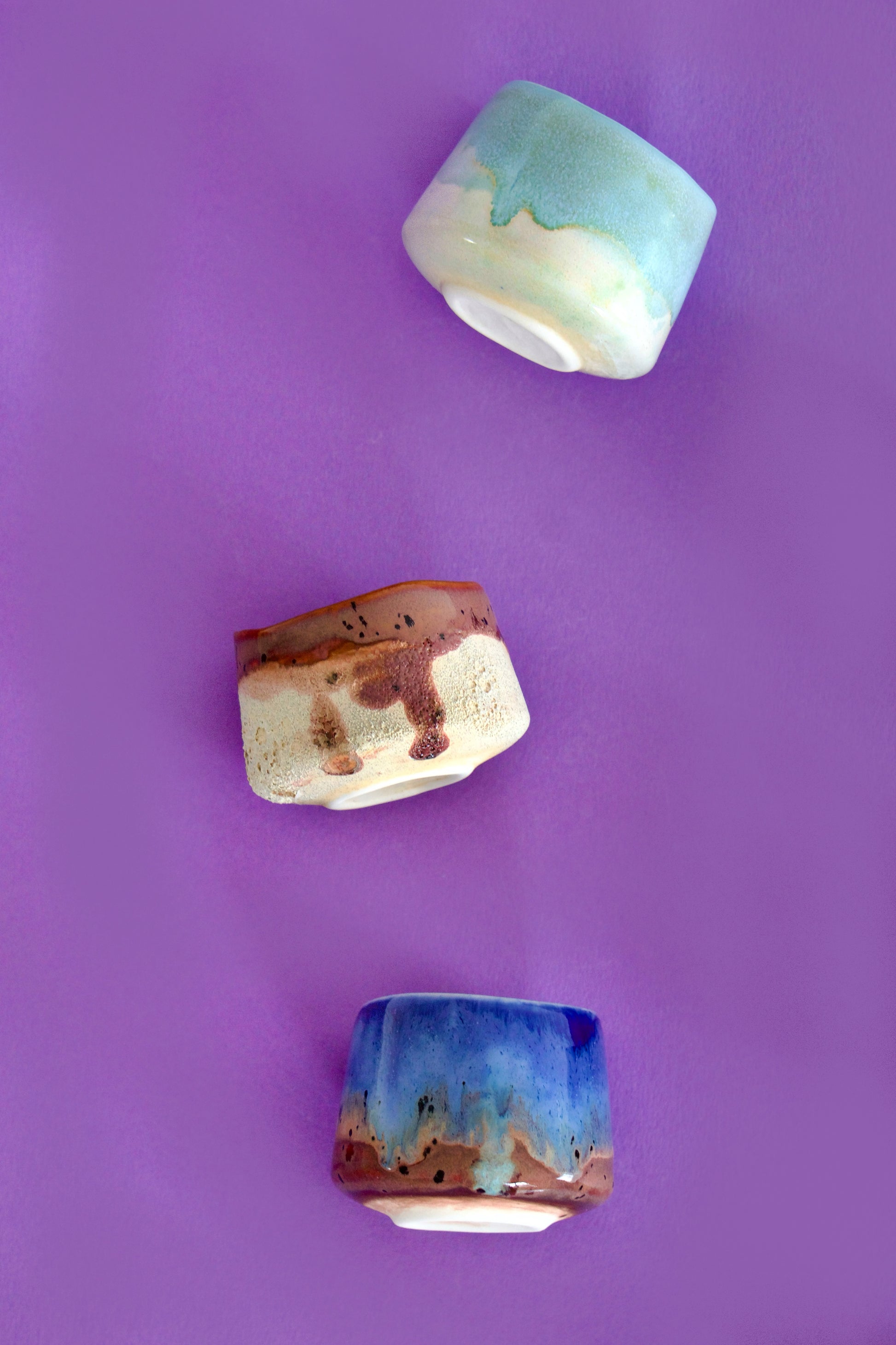 Trei căni espresso handmade din semi-porțelan, bleu pastel și tonuri calde, arse la 1200°C, volum 100 ml, design artistic.