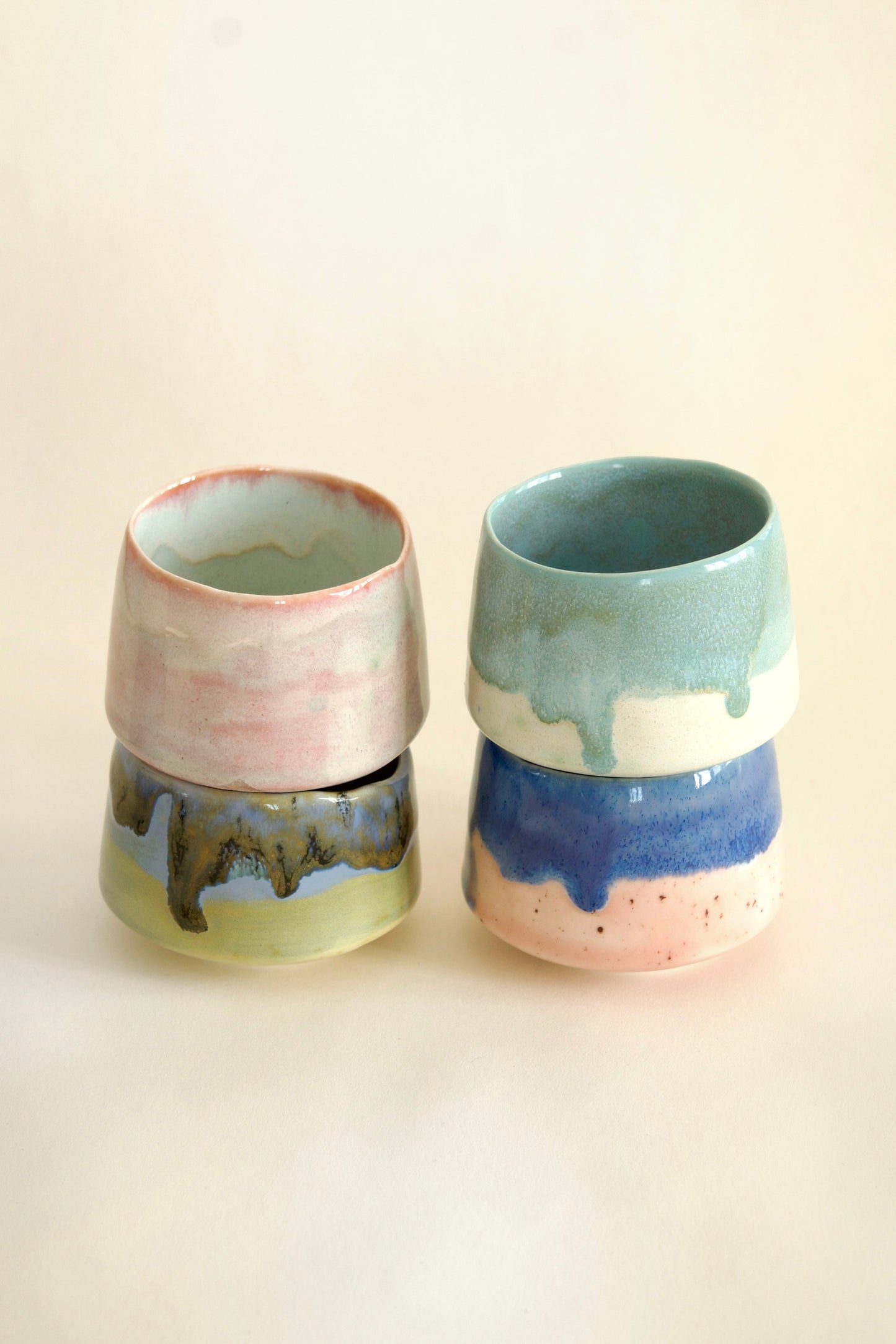 Căni espresso colorate din semi-porțelan, glazuri lucioase în degrade pastelate – set de 4 piese Ecluze Studio.