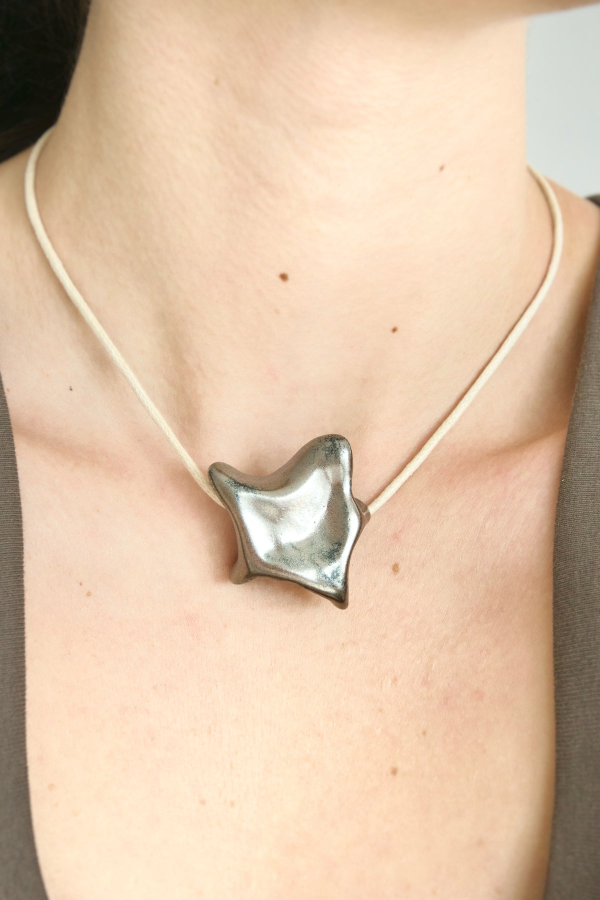 Charm din ceramică – Stea Gri metalic | Ecluze Studio