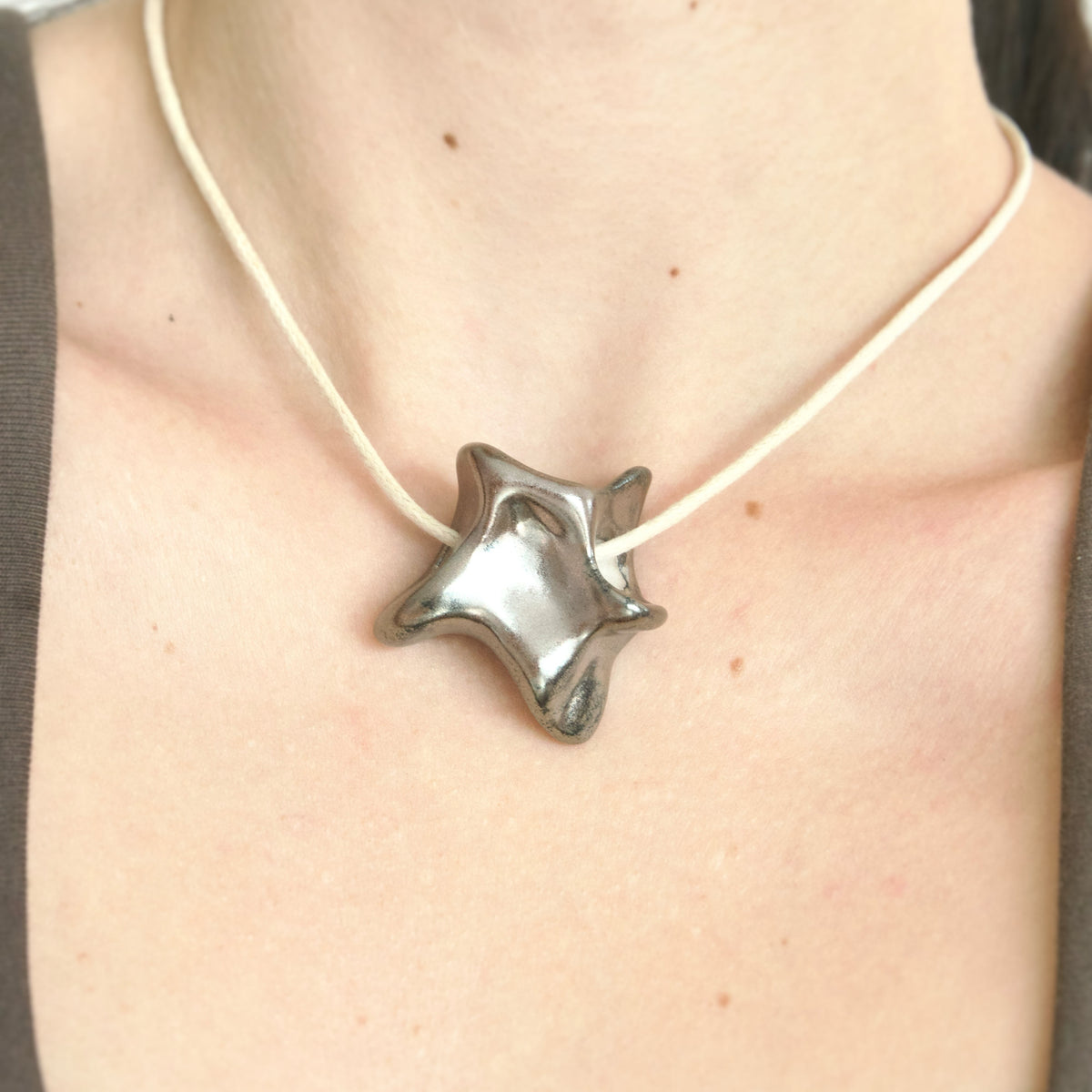 Charm din ceramică – Stea Gri metalic | Ecluze Studio