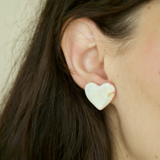 Cercei inimă din porțelan – Alb pastel | Ecluze Studio