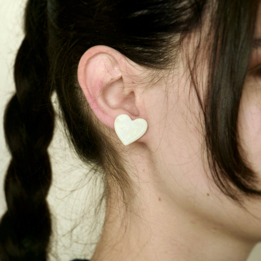 Cercei inimă din porțelan – Alb perlat | Ecluze Studio