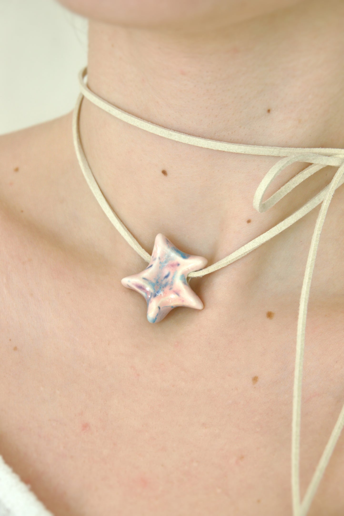 Charm din ceramică – Stea roz pastel cu accente albastre | Ecluze Studio