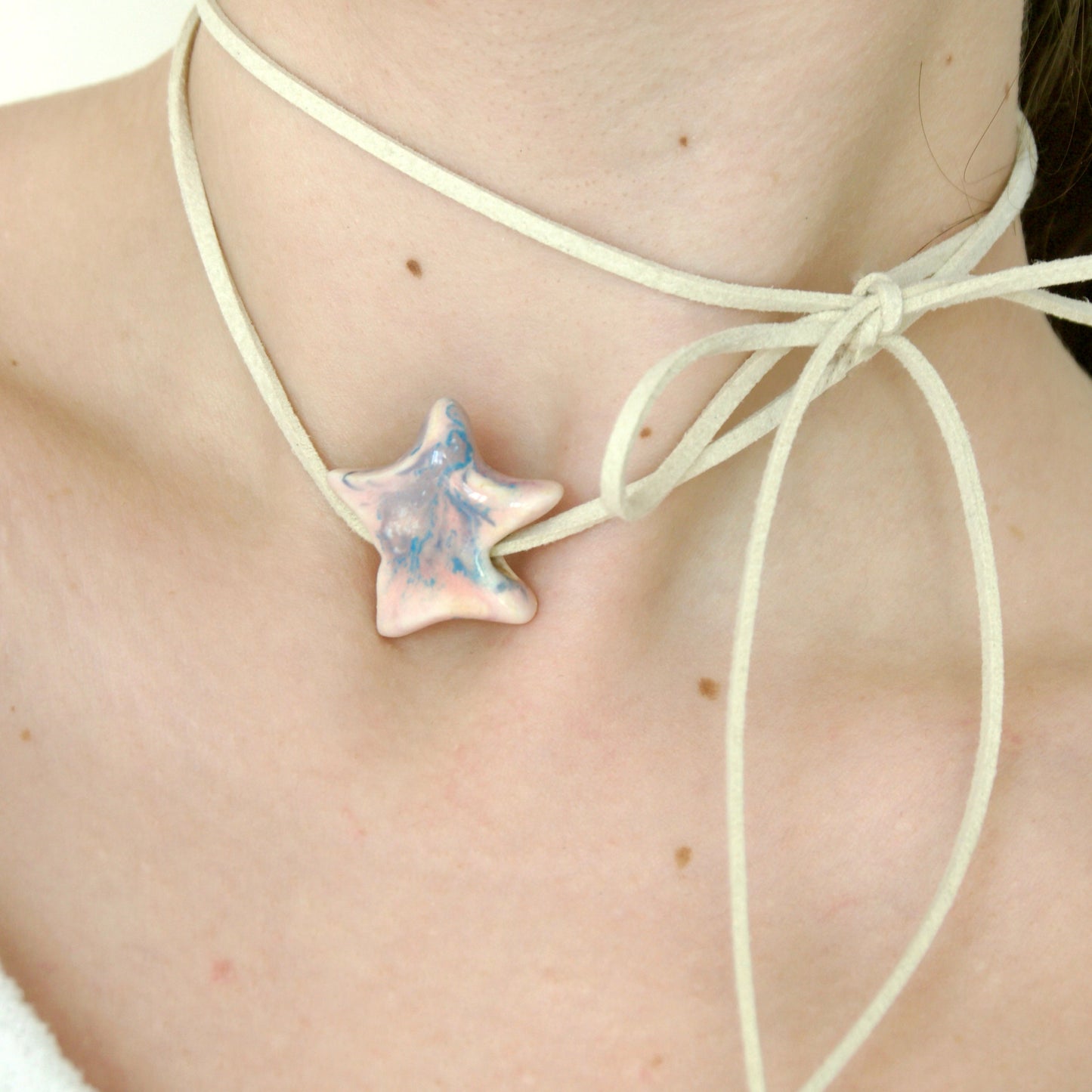 Charm din ceramică – Stea roz pastel cu accente albastre | Ecluze Studio