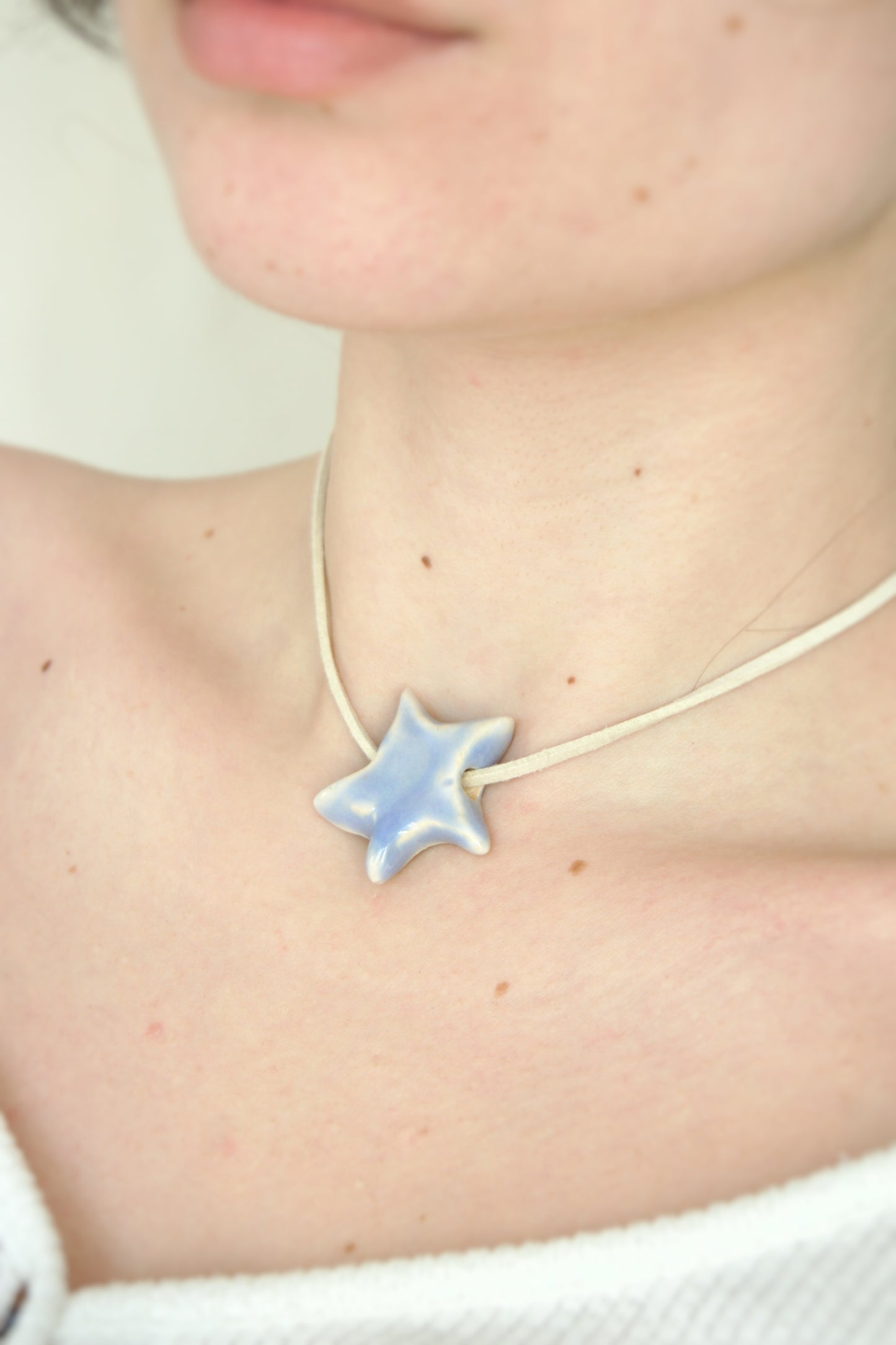 Charm din ceramică – Stea Mov Pastel cu șnur suede bej | Ecluze Studio