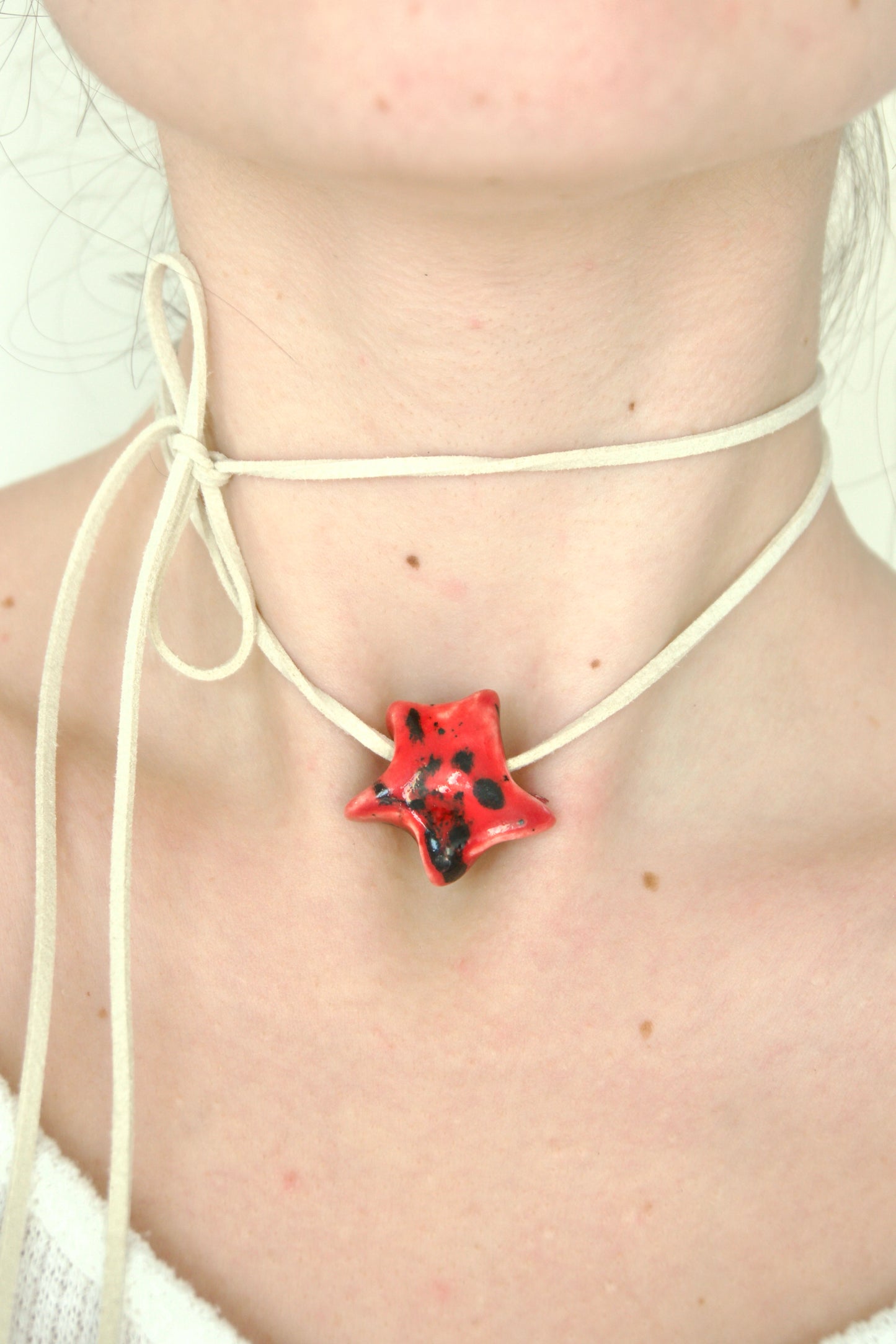 Charm din ceramică – roșu cu accente negre | Ecluze Studio