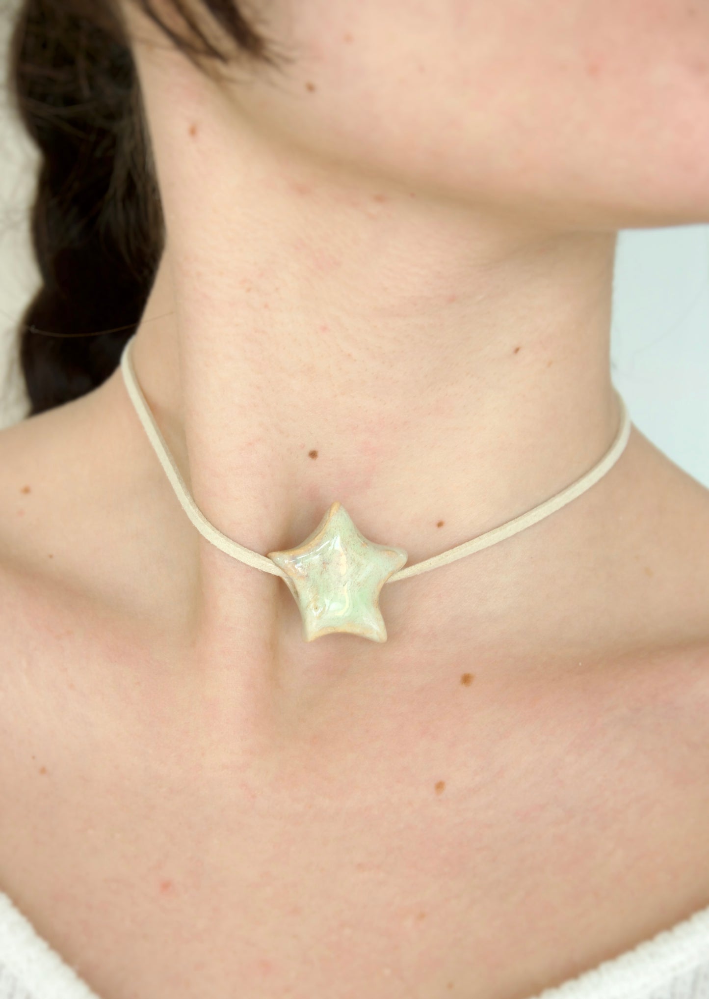 Charm din ceramică – Stea Alb-Crem cu șnur suede bej | Ecluze Studio