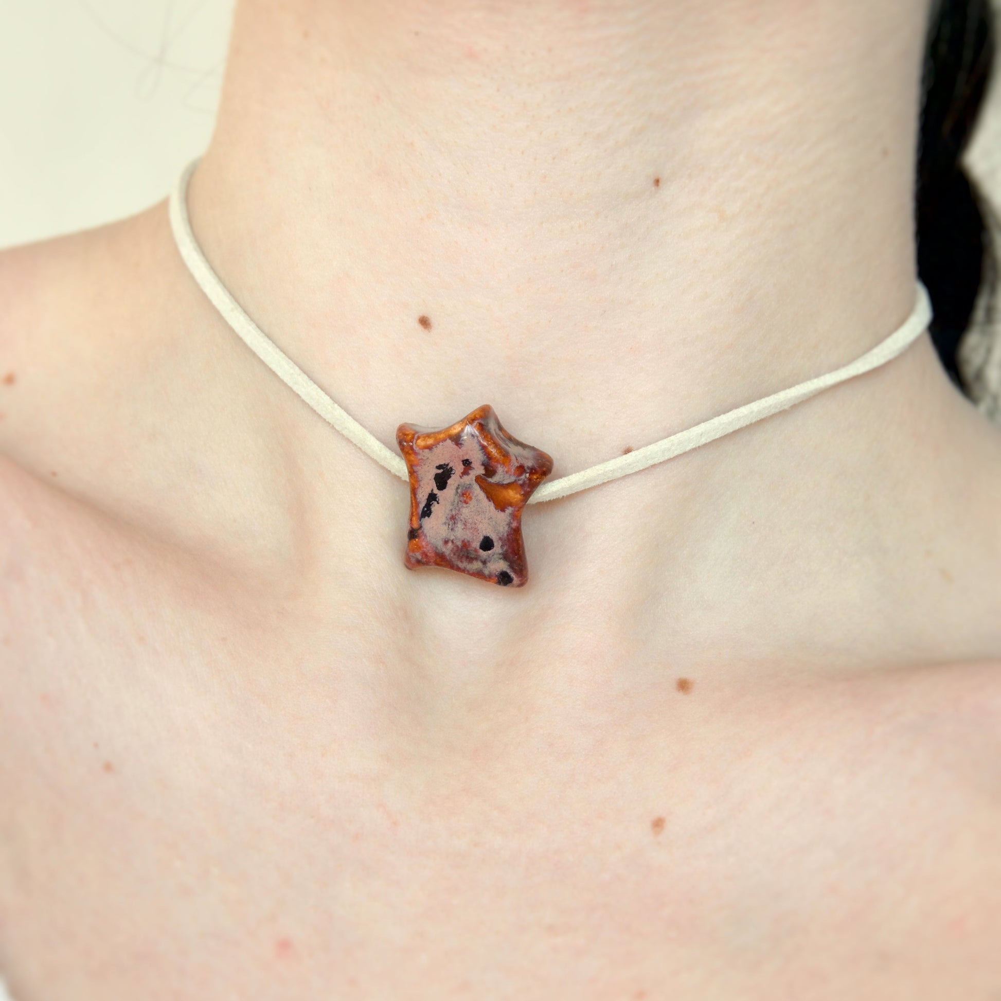 Charm brun sienna din ceramica purtat la gat prins cu snur suede bej - bijuterii ecluze-studio.