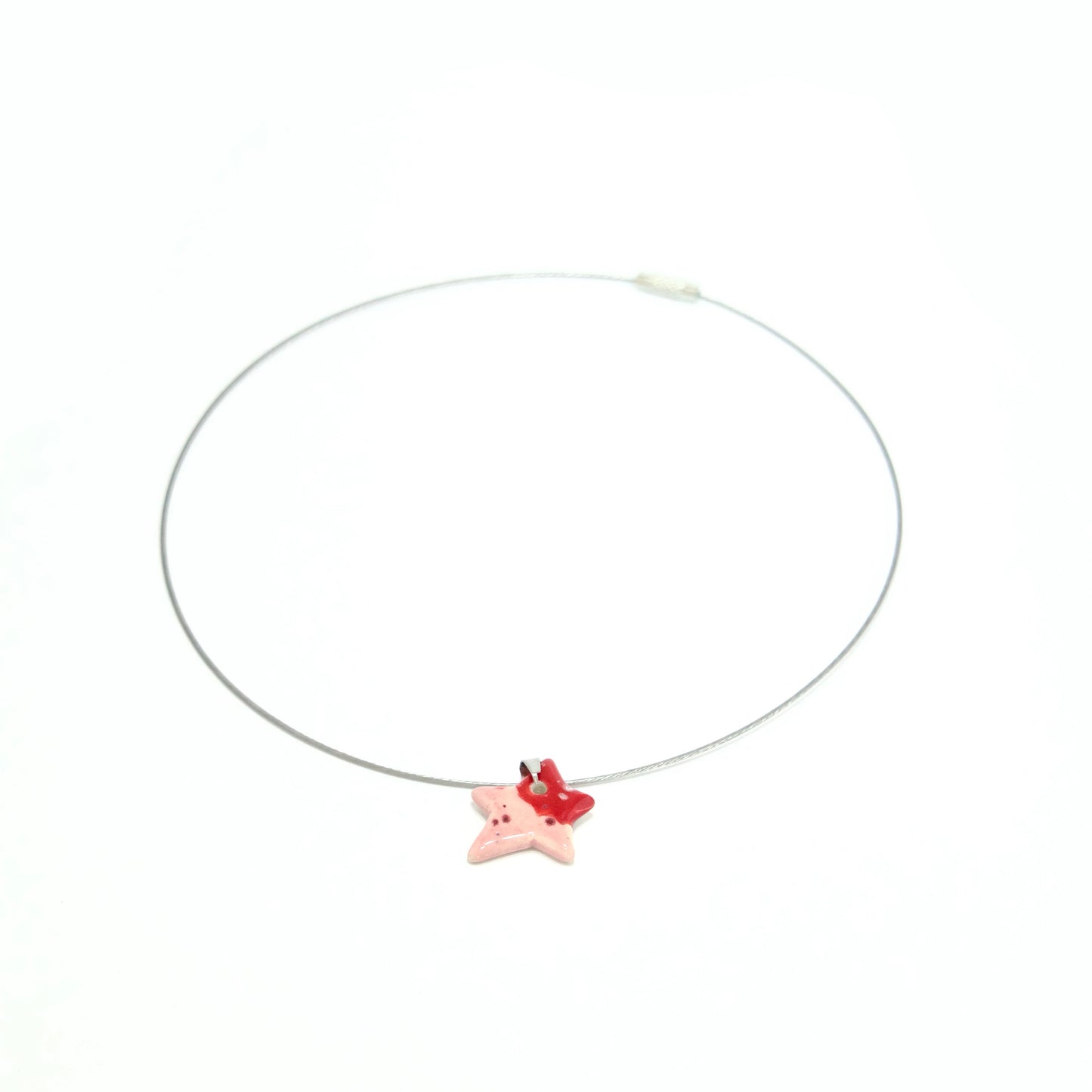 Colier handmade cu pandantiv ceramic în formă de stea și montat pe choker rotund din oțel inoxidabil hipoalergenic.