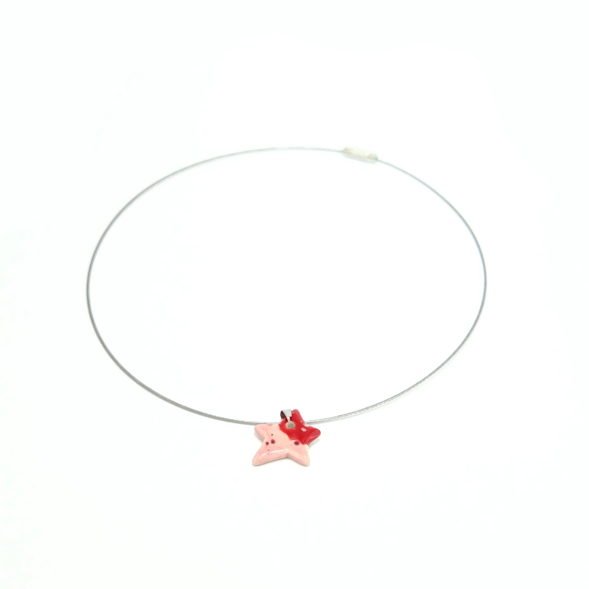 Colier handmade cu pandantiv ceramic în formă de stea și montat pe choker rotund din oțel inoxidabil hipoalergenic.