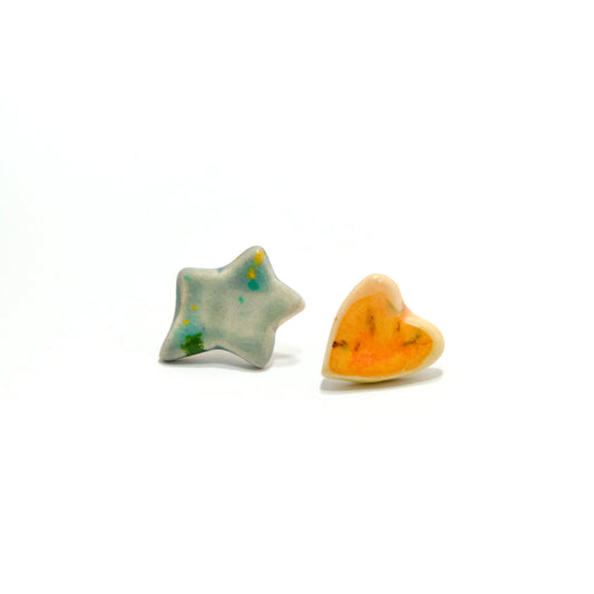 Cercei asimetrici oranj /bleu cu accente colorate realizati manual din ceramica -brand ecluze studio.