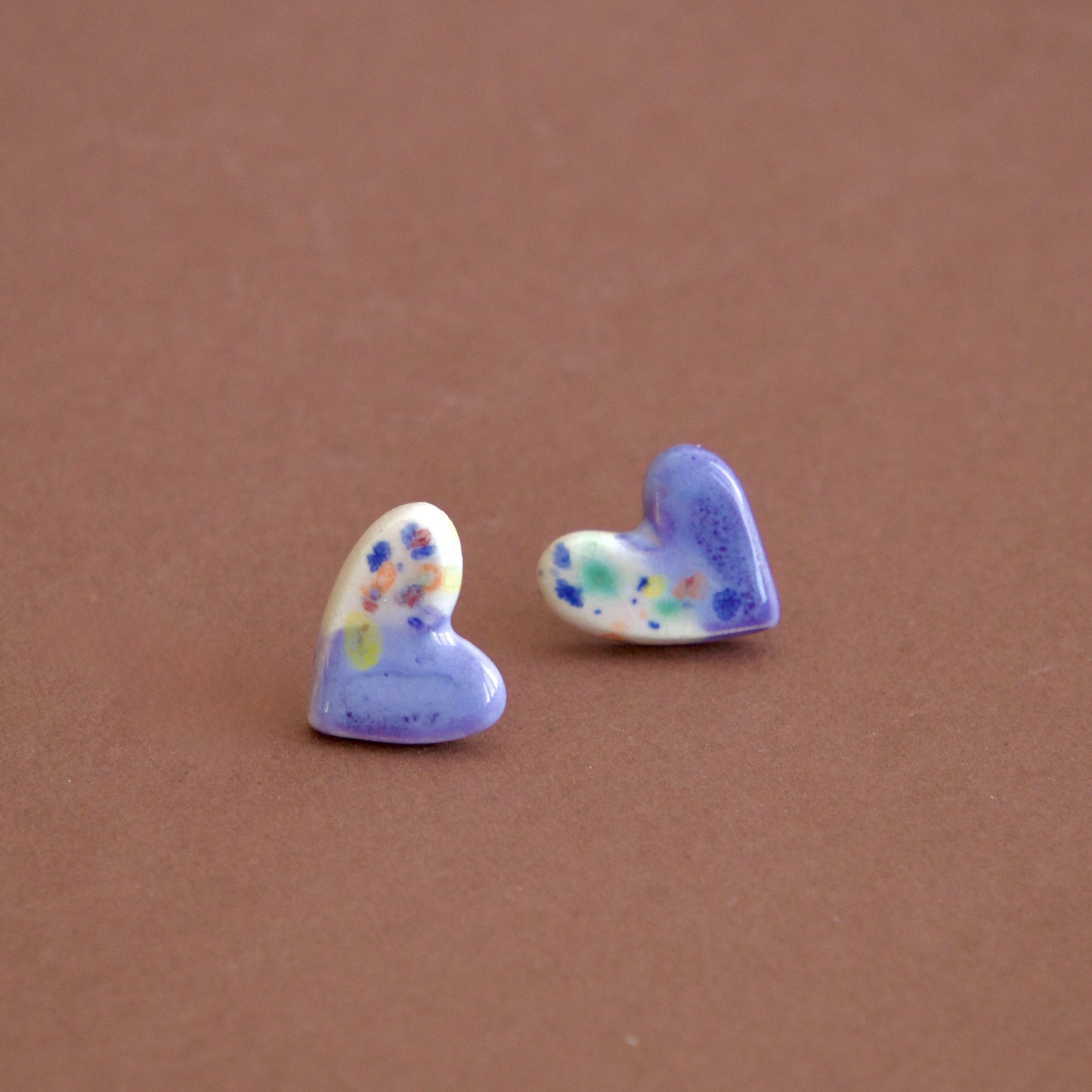 Cercei handmade asimetrici din ceramică – Inimi cu accente pastel | Ecluze Studio