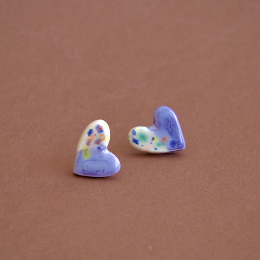 Cercei handmade asimetrici din ceramică – Inimi cu accente pastel | Ecluze Studio