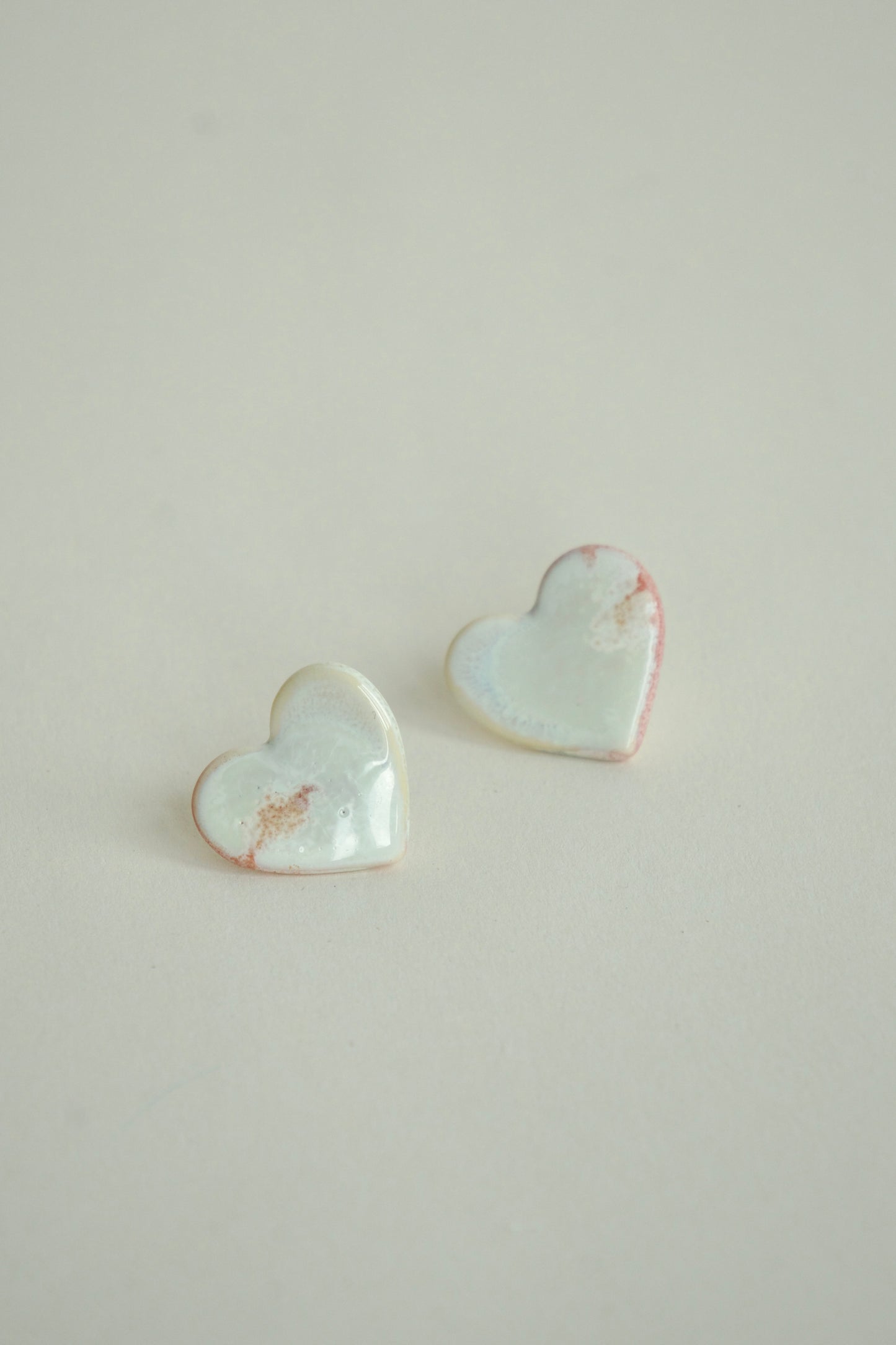 Cercei handmade din porțelan în formă de inimă, alb perlat cu accente roz.