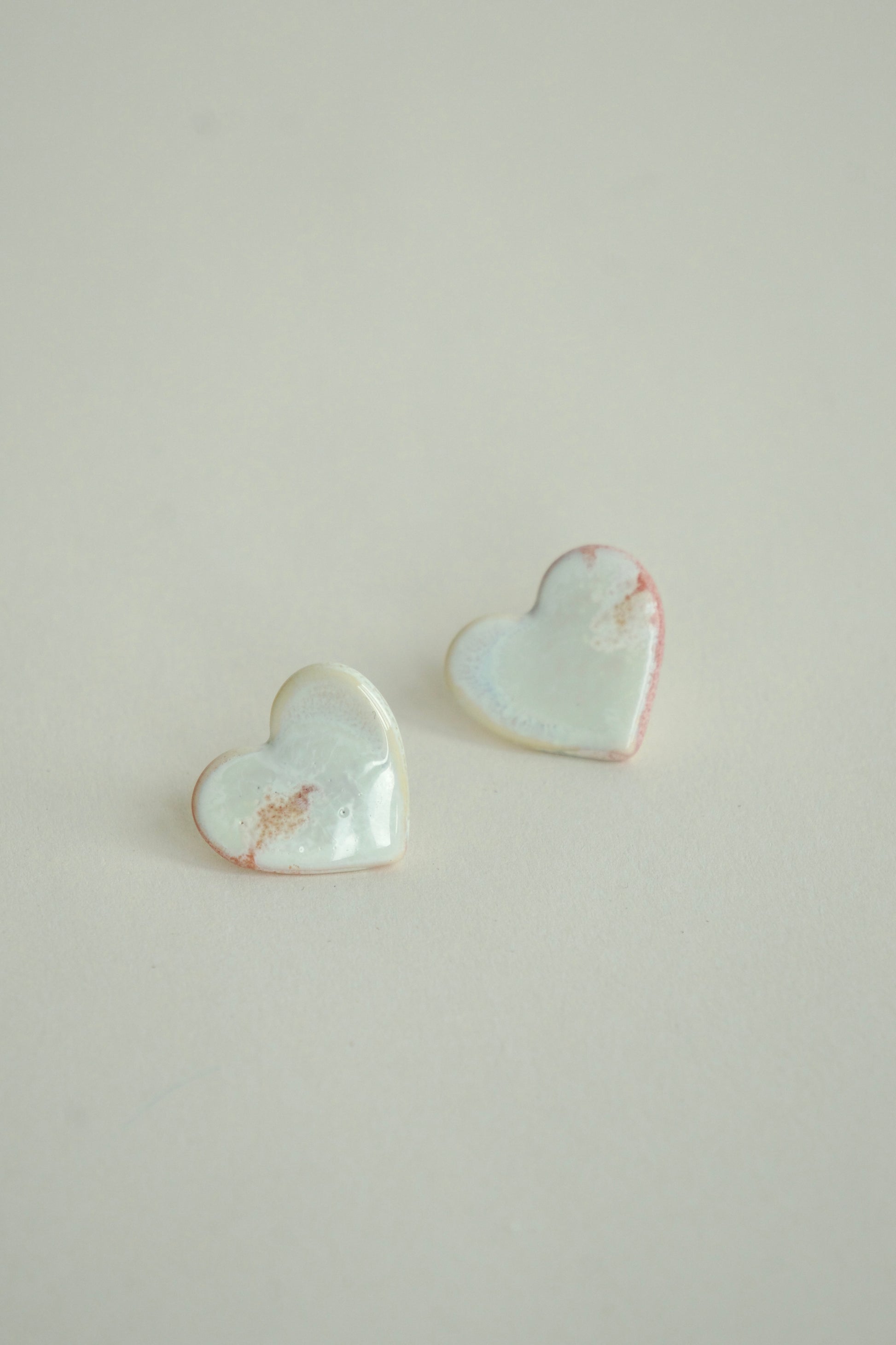 Cercei handmade din porțelan în formă de inimă, alb perlat cu accente roz.