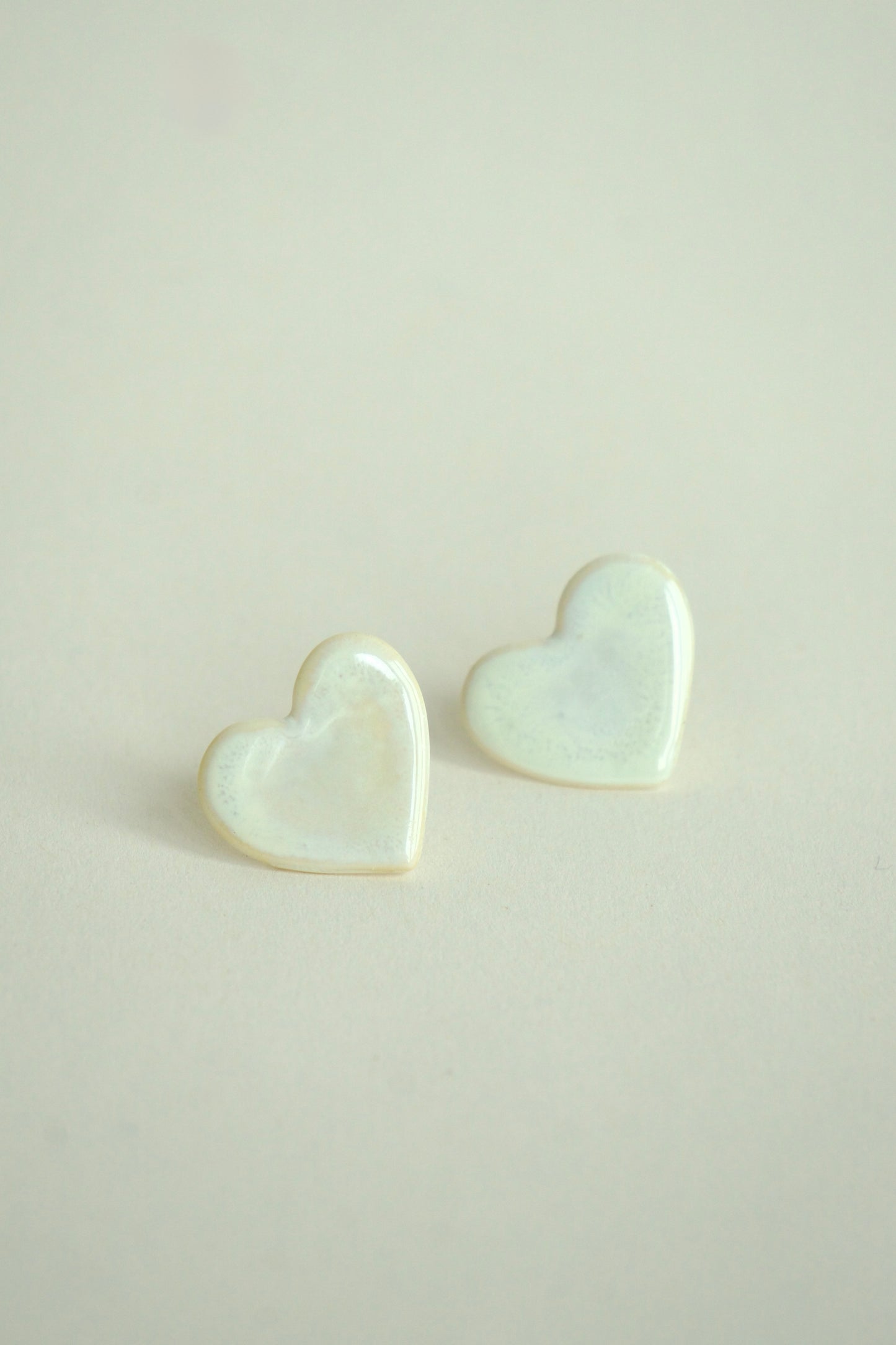 Cercei handmade din porțelan în formă de inimă, alb perlat.